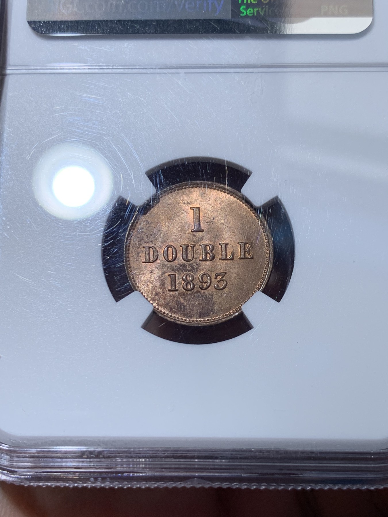 《竞宝斋》第251场-周日，周一2场连拍 (全场包邮) NGC MS65RB 1893年英属根西岛一道布铜币，经典三狮纹章，近RD状态，铜光闪闪，转光如丝