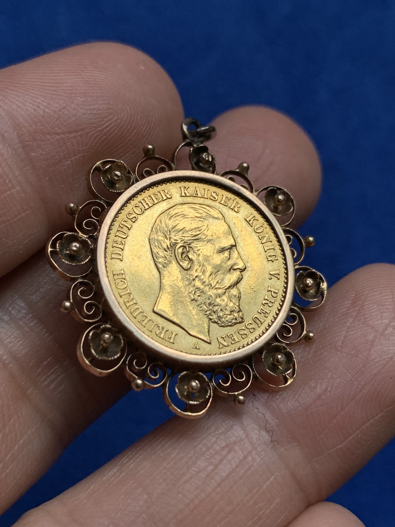 《竞宝斋》第251场-周日，周一2场连拍 (全场包邮) 1888年德国普鲁士弗里德里希三世10马克金币吊坠，18K金质包边，共重5.98克。该款金币品种十分稀少，细节见图。