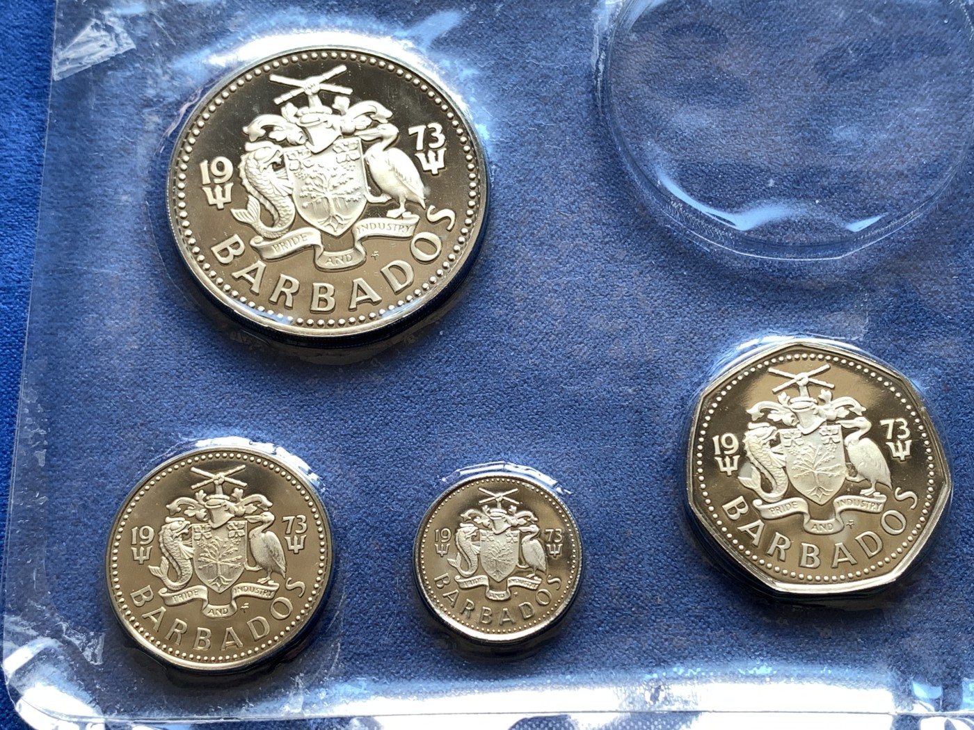 《竞宝斋》第251场-周日，周一2场连拍 (全场包邮) NGC PF67UC 巴巴多斯1973年喷泉+波塞冬两枚大银币 原盒包装 有配套7枚精制铜镍币