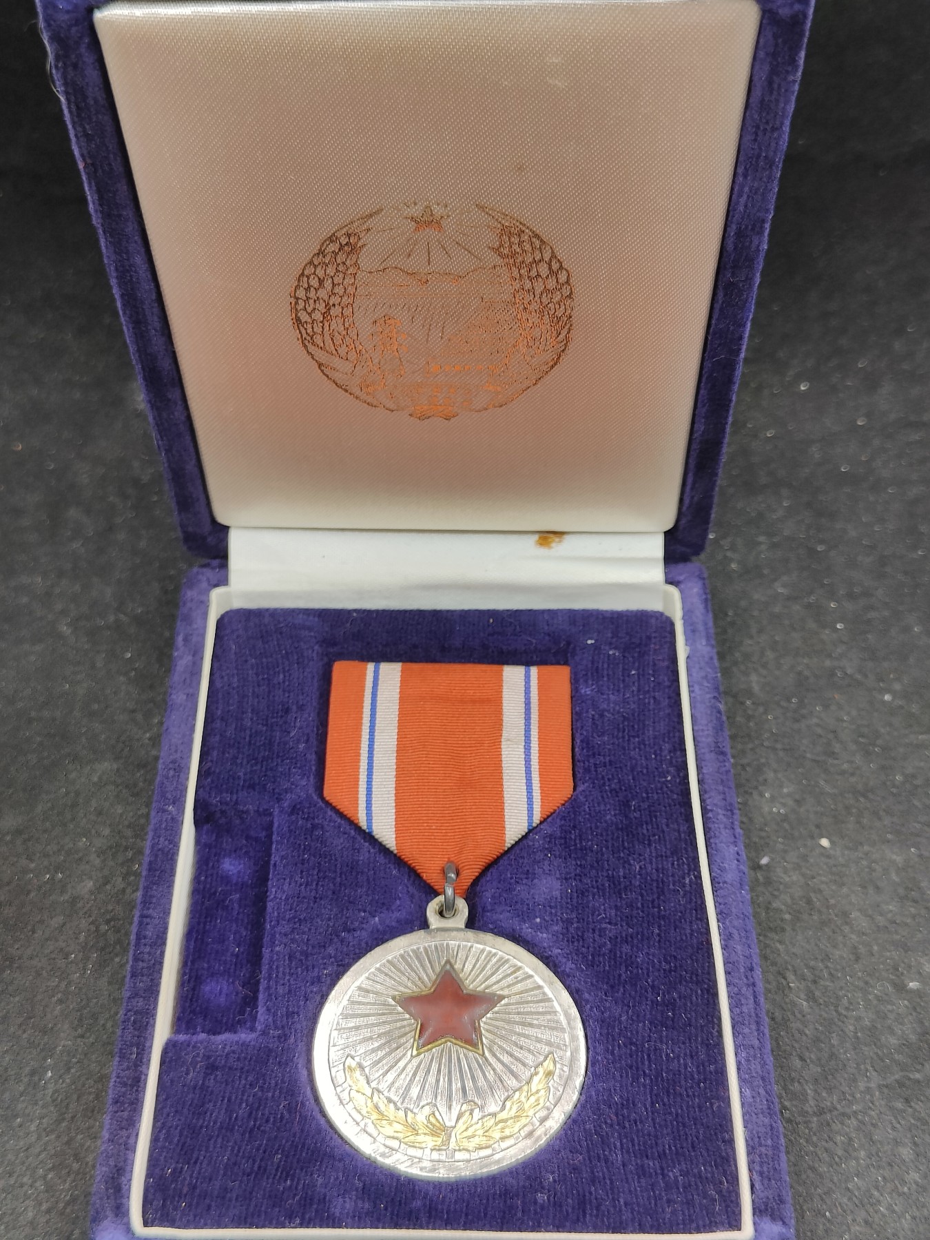 全场0元起拍 第142期 咸鱼国勋章拍卖专场 3月27日（周三）下午6：00开始 朝总联版烫金国徽盒 朝鲜功劳奖章