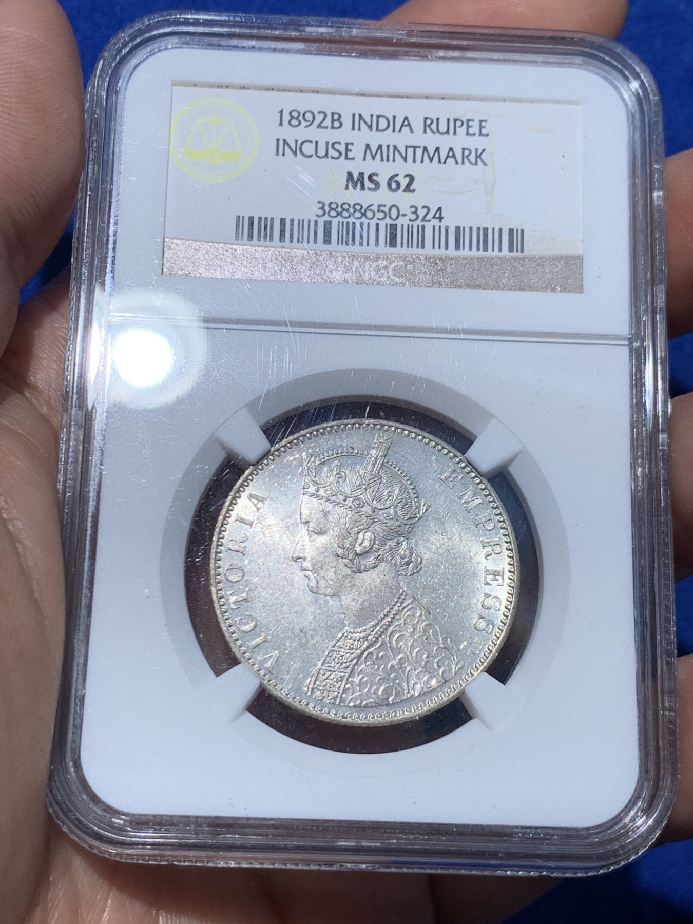 《竞宝斋》第252场-周日，周一2场连拍 (全场包邮) NGC MS62 1892B英属印度维多利亚1卢比银币 转光