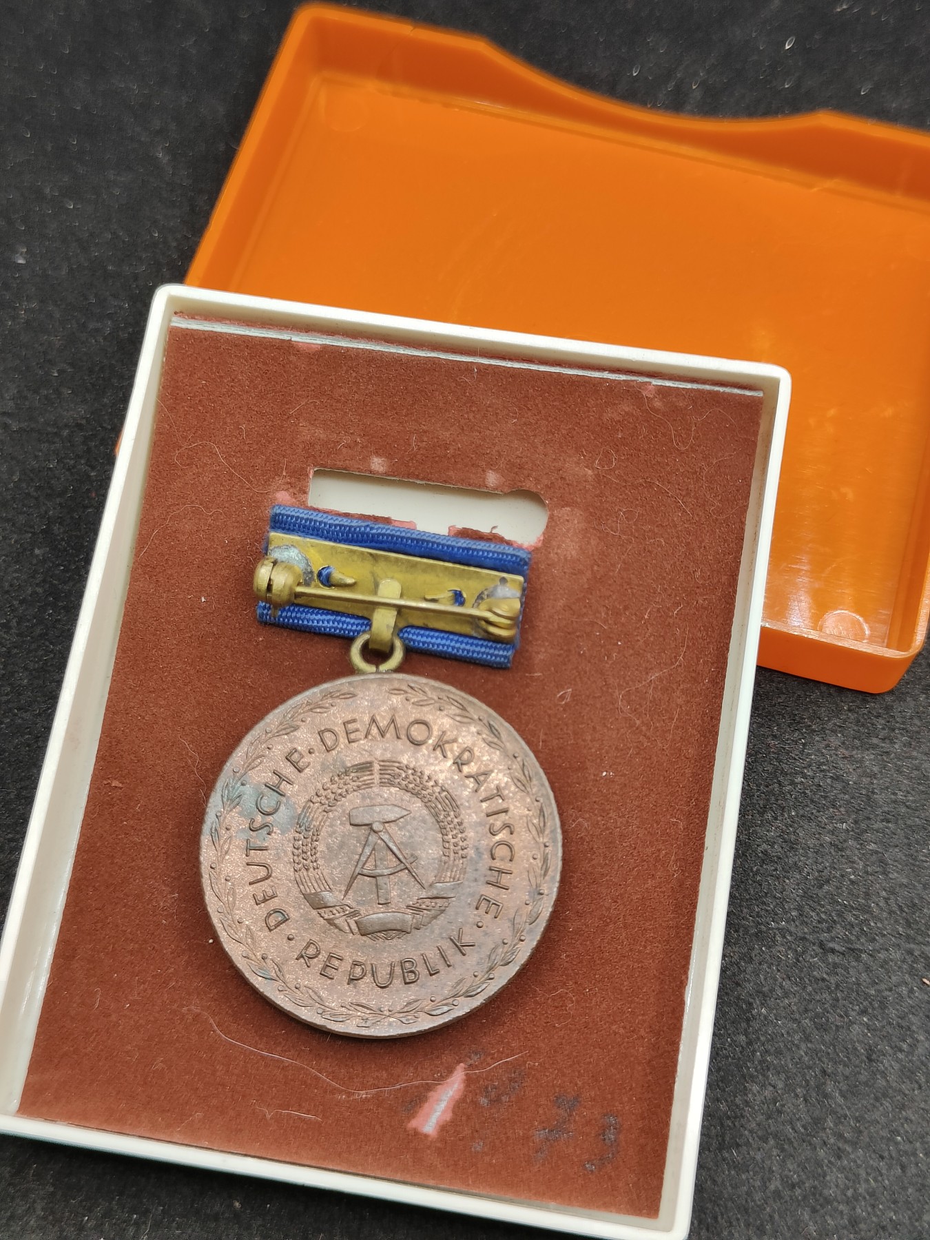 全场0元起拍 第142期 咸鱼国勋章拍卖专场 3月27日（周三）下午6：00开始 东德裴斯洛泰齐忠诚服务奖章