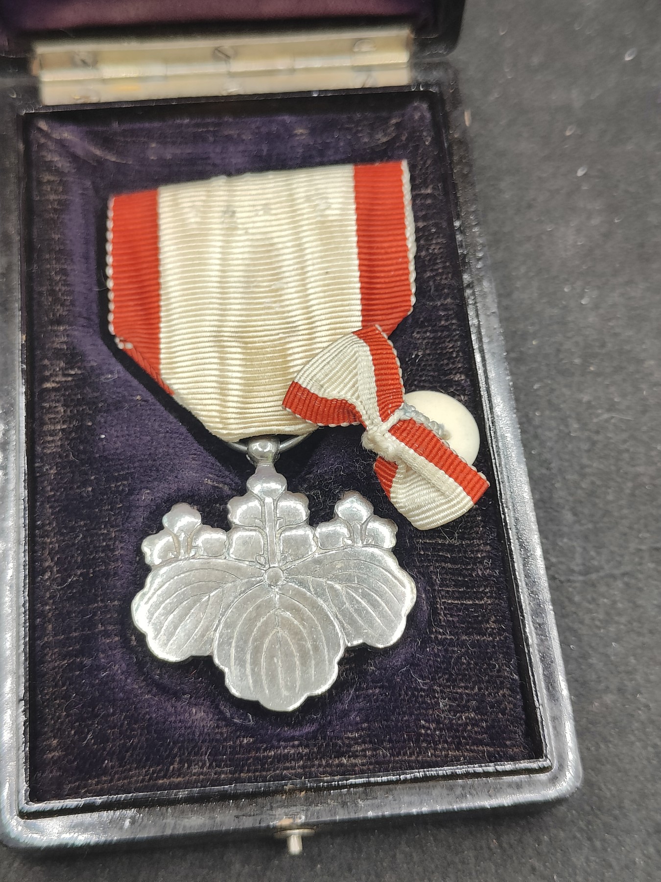 全场0元起拍 第142期 咸鱼国勋章拍卖专场 3月27日（周三）下午6：00开始 美品 日本明治时期八等白叶章银制带盒略