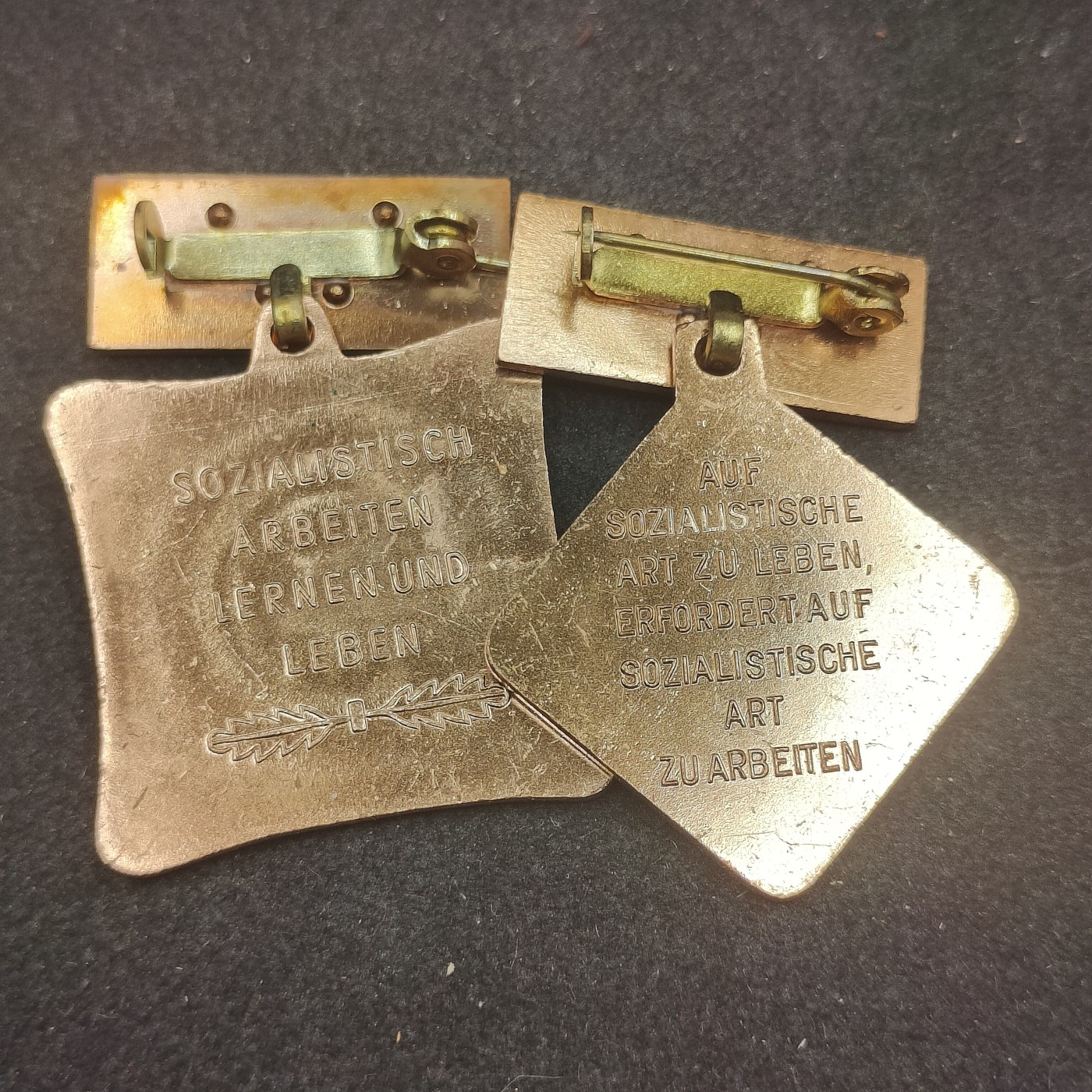 全场0元起拍 第142期 咸鱼国勋章拍卖专场 3月27日（周三）下午6：00开始 东德劳动奖章两个