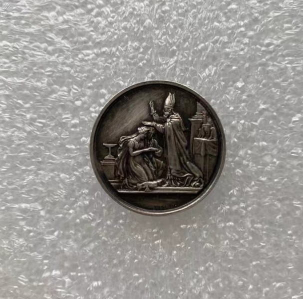 瓶子🏺第134期拍卖会 法国19世纪早期银质婚章  蜜蜂银标  直径27毫米  重量10.1克