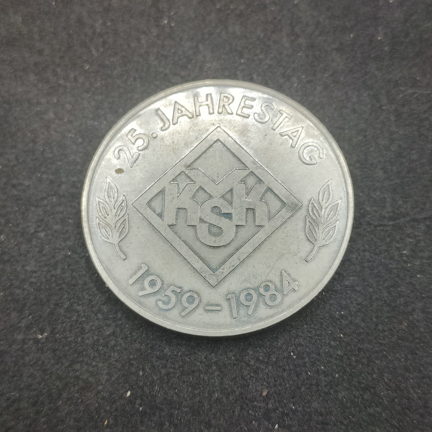 全场0元起拍 第142期 咸鱼国勋章拍卖专场 3月27日（周三）下午6：00开始 东德ksk纪念章