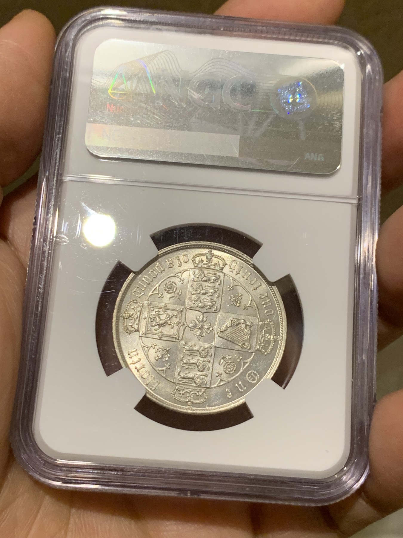 《竞宝斋》第252场-周日，周一2场连拍 (全场包邮) NGC MS62 英国1873哥特弗洛林银币，有点低评，背面纹章细节非常好，每个小狮子都打的很清晰，怎么看也有63吧。