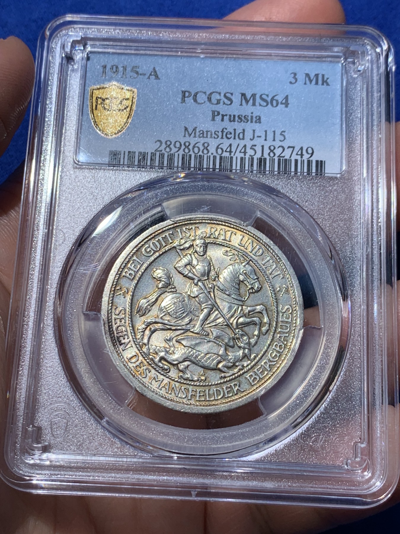 《竞宝斋》第252场-周日，周一2场连拍 (全场包邮) PCGS MS64 德国普鲁士1915曼斯菲尔德屠龙3马克银币 背面盒子上有一划痕