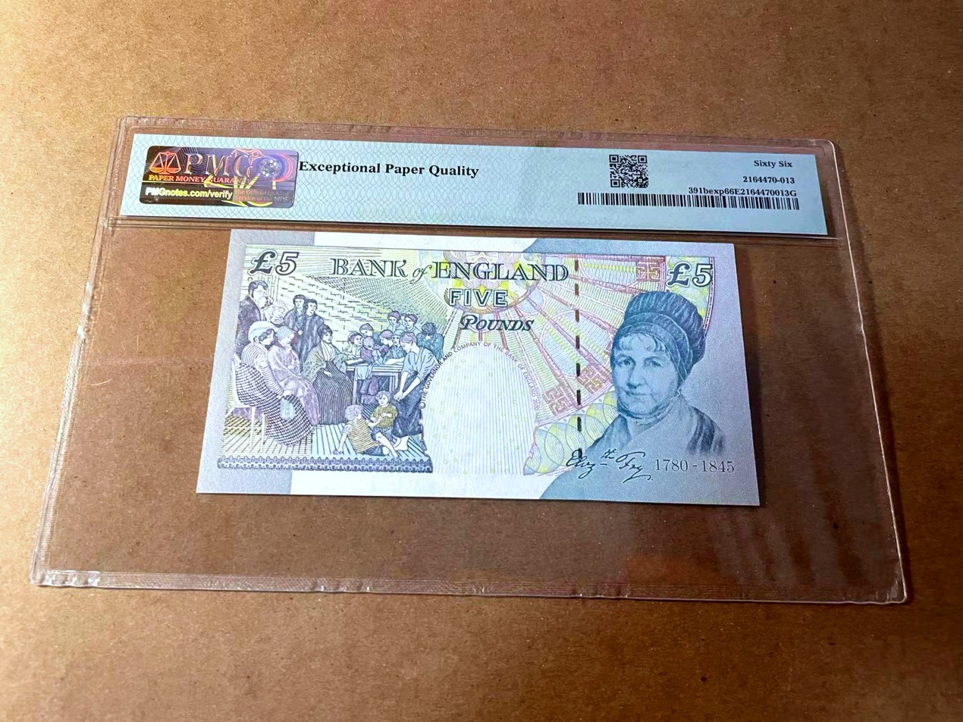 【Blue Auction】✨世界纸币精拍第450期——英伦三岛专场 【p391bexp 测试冠】英格兰2002-03年5镑 PMG66EPQ 当时E序列再版£5发行的时候，出现了号码容易被抹去、涂层不均匀等问题，为了稳定纸币质量，英格兰银行小范围发行了一批测试钞，来测试新技术的可靠性。