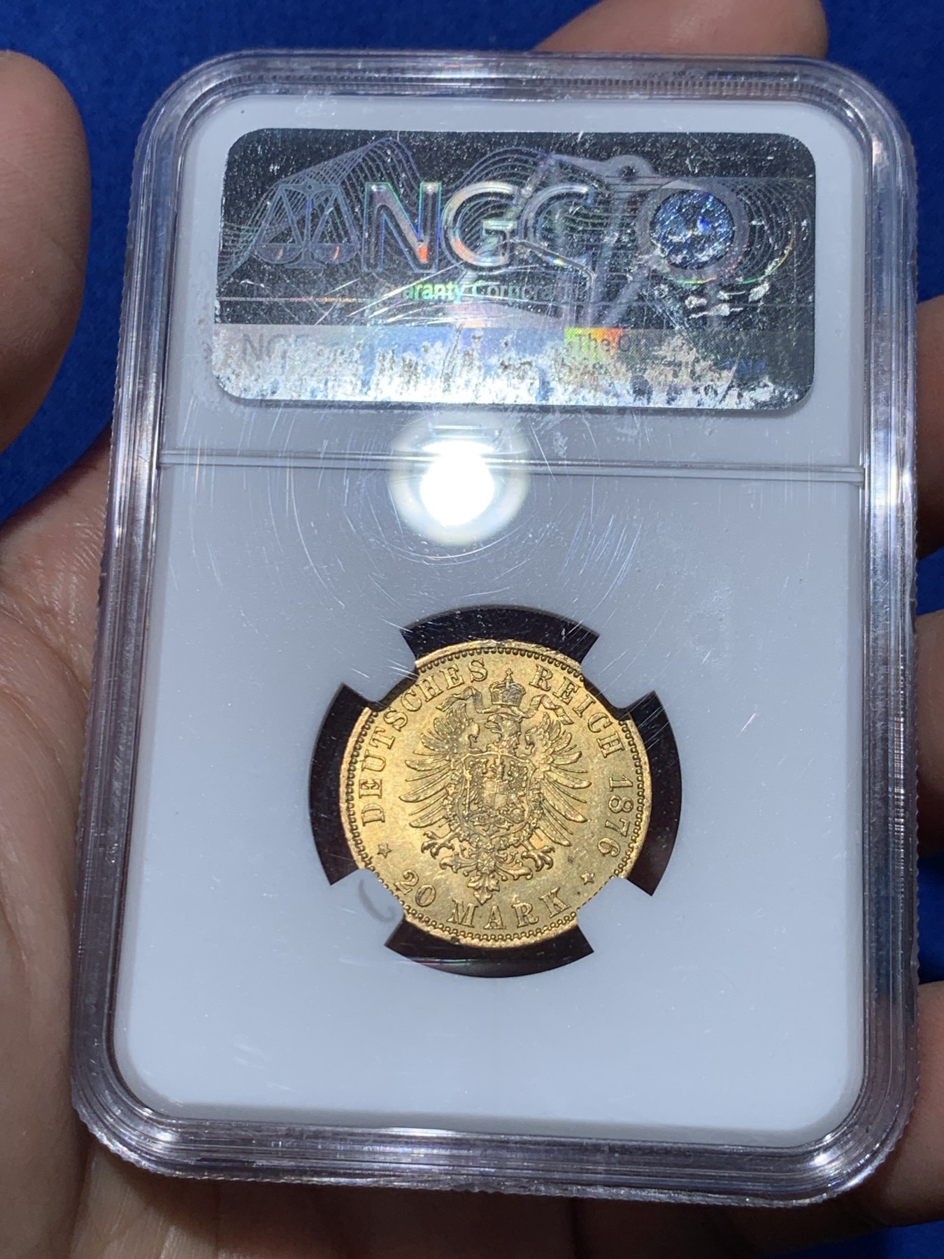 《竞宝斋》第252场-周日，周一2场连拍 (全场包邮) NGC MS63  德国1876年短翅20帝国马克金币 威廉一世时代的马克流通极其充分，高分难度非常大，热门的德二短翅鹰，细节和光度都非常好 重7.97克