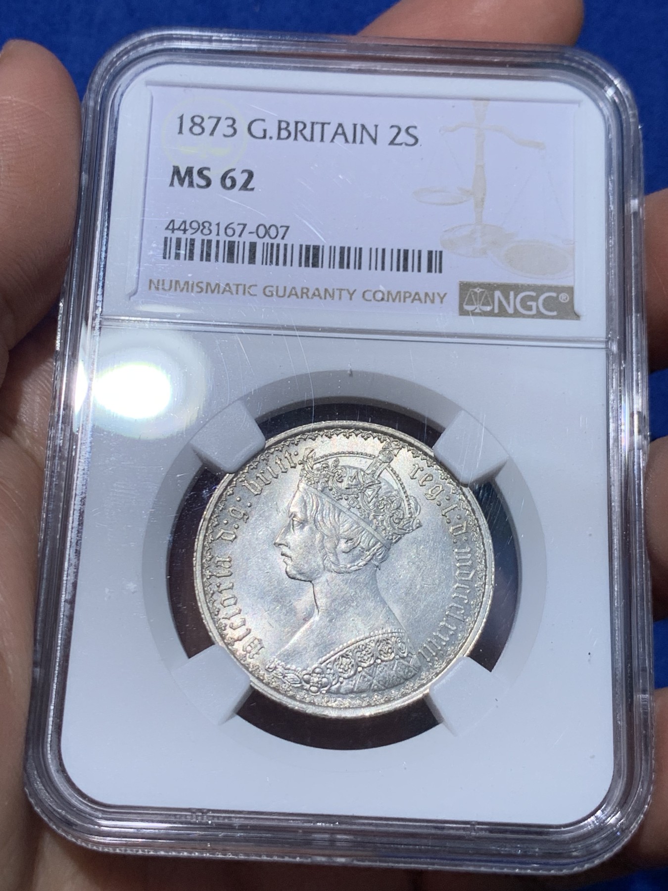 《竞宝斋》第252场-周日，周一2场连拍 (全场包邮) NGC MS62 英国1873哥特弗洛林银币，有点低评，背面纹章细节非常好，每个小狮子都打的很清晰，怎么看也有63吧。