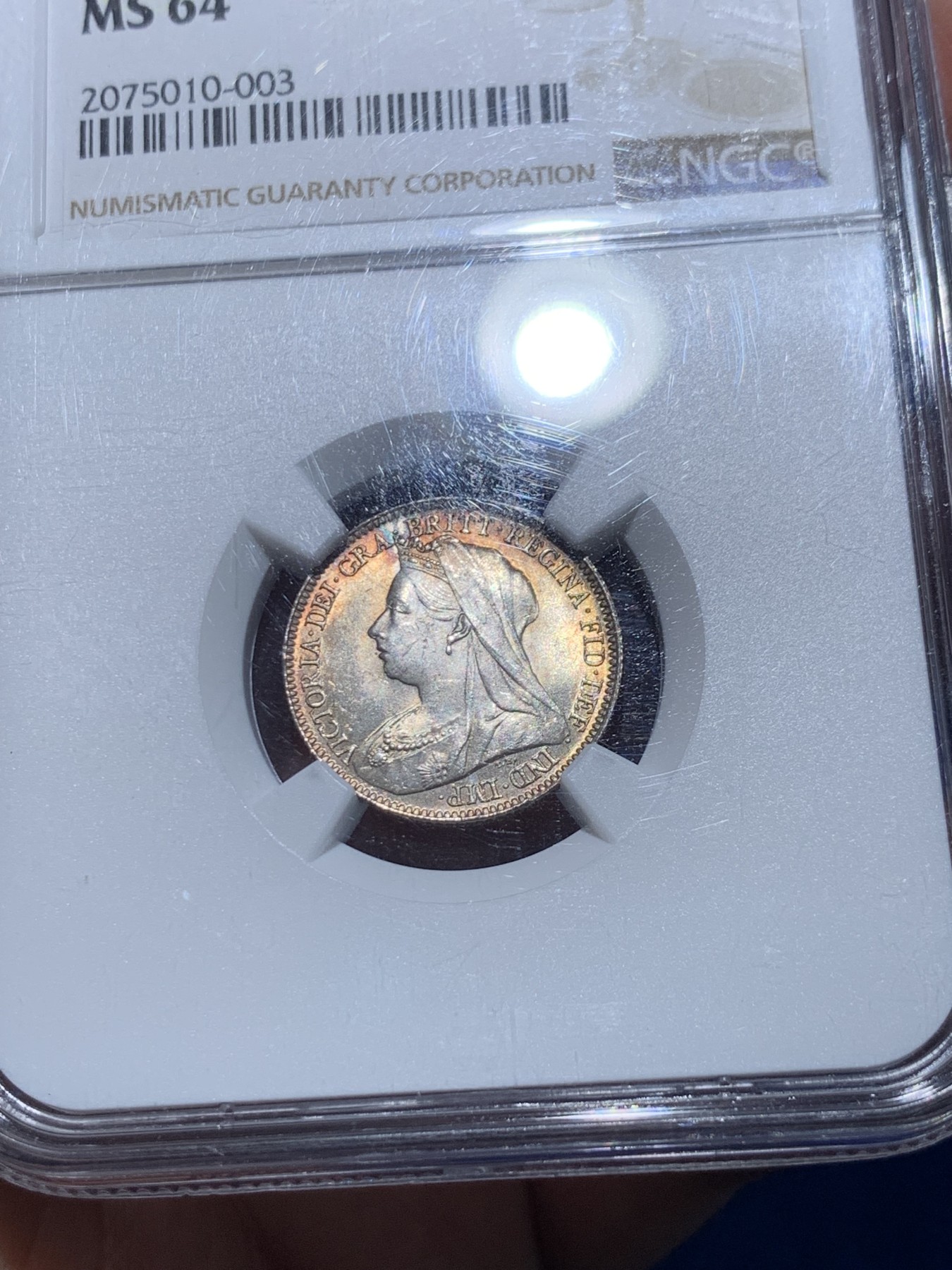 《竞宝斋》第252场-周日，周一2场连拍 (全场包邮) NGC MS64 英国维多利亚女王披纱6便士银币  橙彩包浆很好看 gem宝石光泽