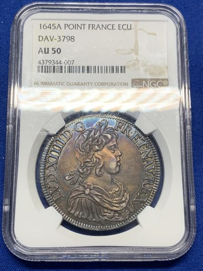 《竞宝斋》第252场-周日，周一2场连拍 (全场包邮) - NGC AU50 1645年法国路易十四埃居 太阳王首版埃居，很少见的短髻版，NGC该年份仅4个评级记录，深打酱彩包浆，盾徽面有极轻微的减重痕
