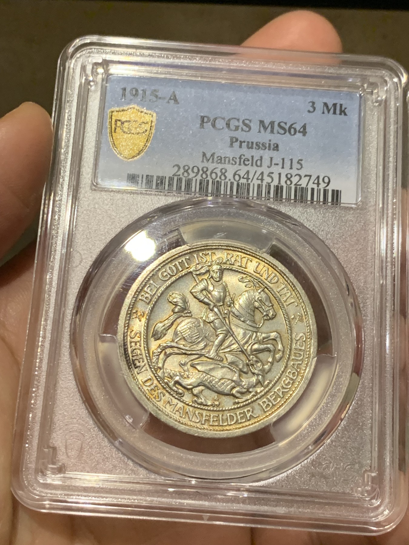 《竞宝斋》第252场-周日，周一2场连拍 (全场包邮) PCGS MS64 德国普鲁士1915曼斯菲尔德屠龙3马克银币 背面盒子上有一划痕