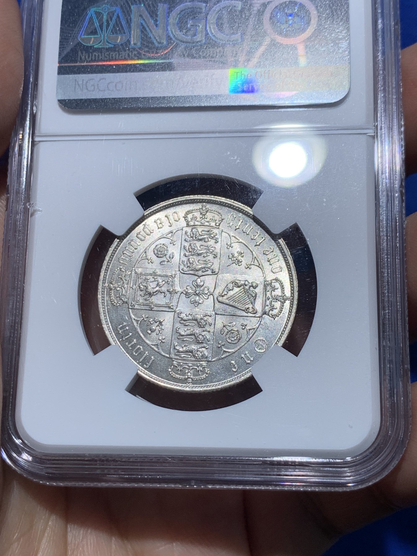 《竞宝斋》第252场-周日，周一2场连拍 (全场包邮) NGC MS62 英国1873哥特弗洛林银币，有点低评，背面纹章细节非常好，每个小狮子都打的很清晰，怎么看也有63吧。