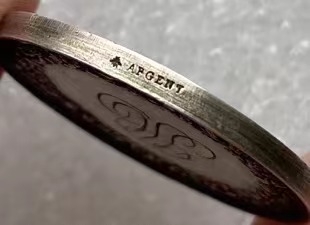 瓶子🏺第134期拍卖会 法国19世纪早期银质婚章  蜜蜂银标  直径27毫米  重量10.1克