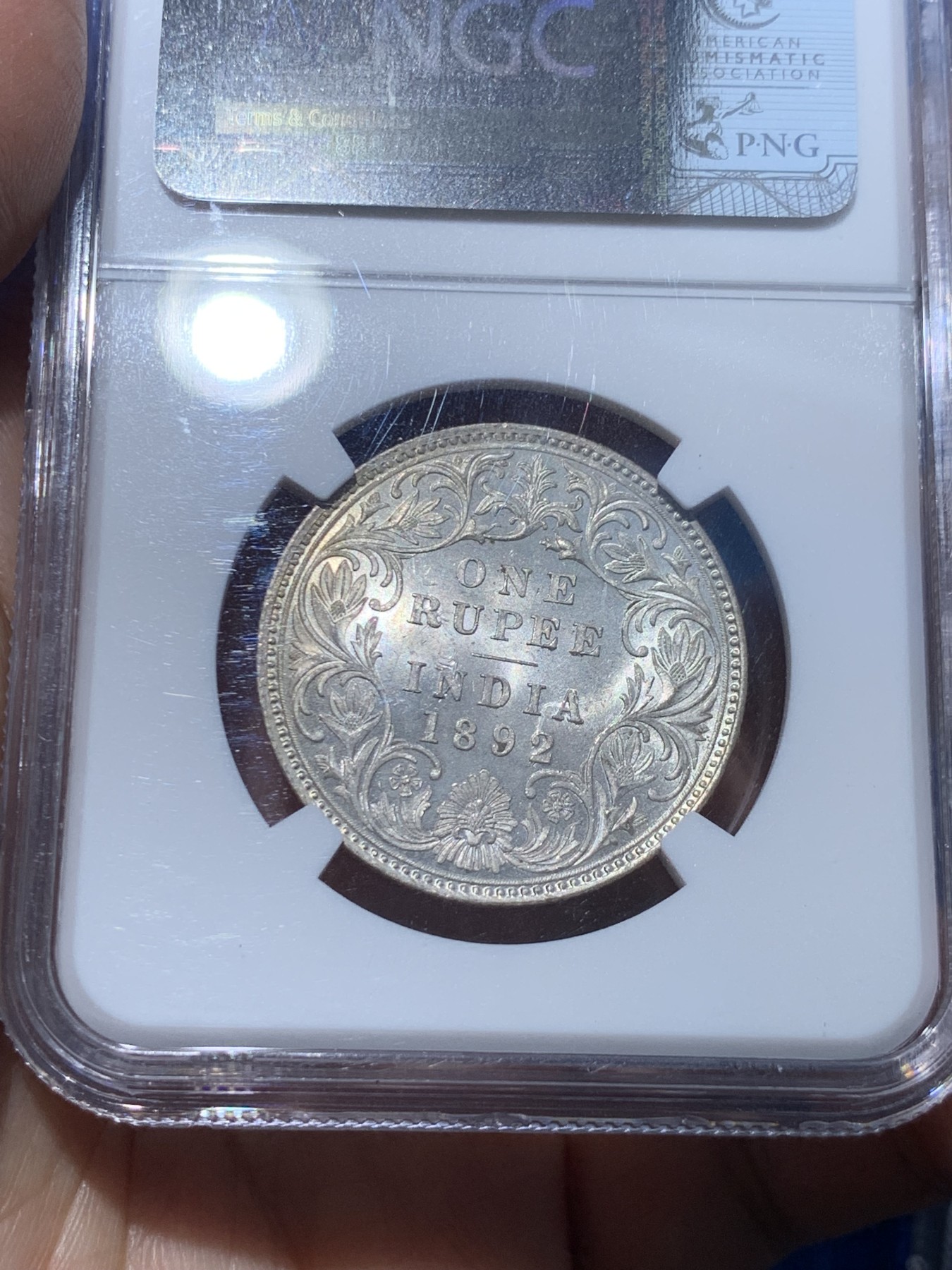 《竞宝斋》第252场-周日，周一2场连拍 (全场包邮) NGC MS62 1892B英属印度维多利亚1卢比银币 转光