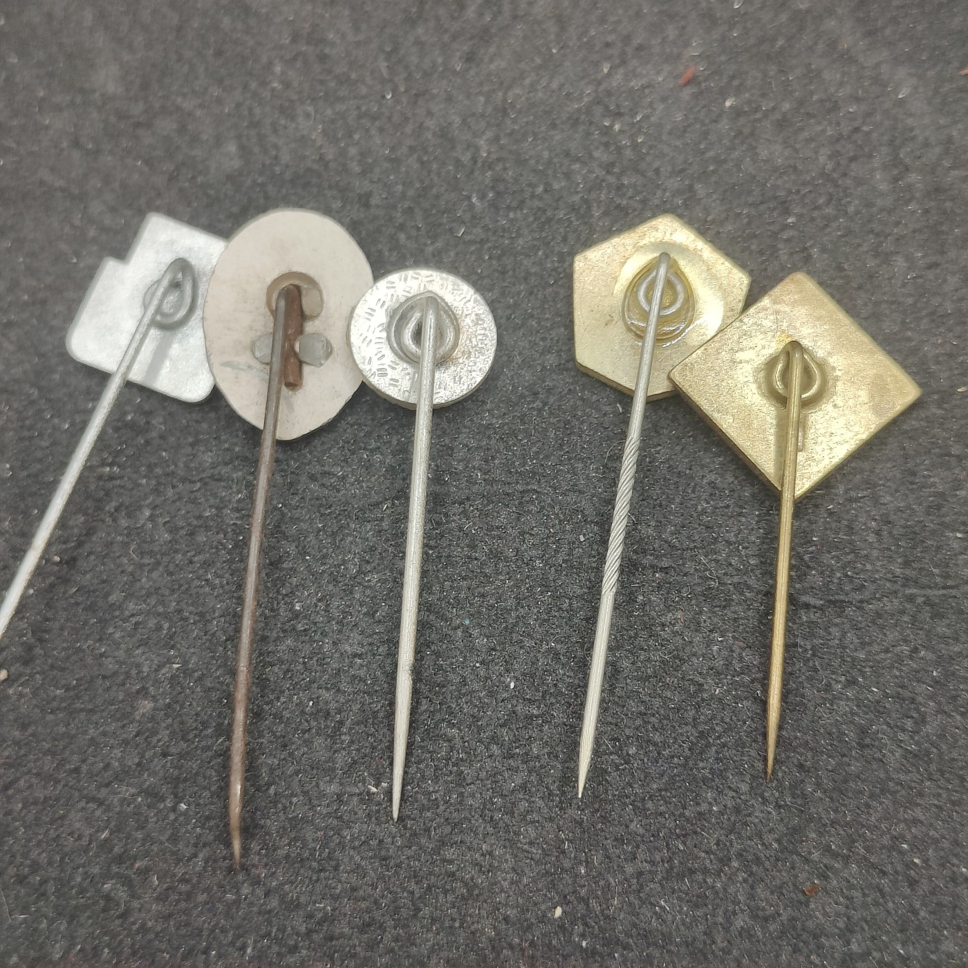 全场0元起拍 第142期 咸鱼国勋章拍卖专场 3月27日（周三）下午6：00开始 东德徽章一组五个