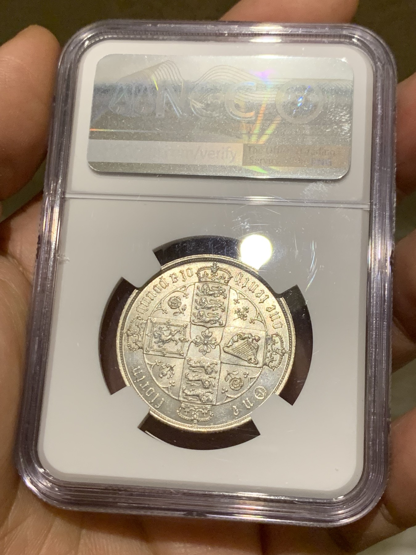 《竞宝斋》第252场-周日，周一2场连拍 (全场包邮) NGC MS62 英国1873哥特弗洛林银币，有点低评，背面纹章细节非常好，每个小狮子都打的很清晰，怎么看也有63吧。