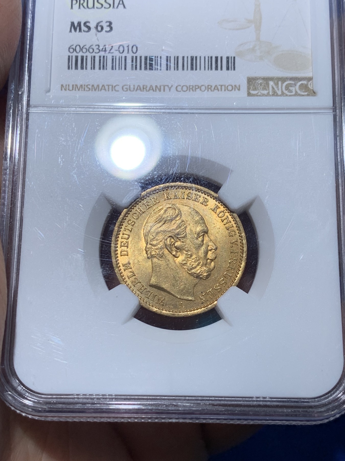 《竞宝斋》第252场-周日，周一2场连拍 (全场包邮) NGC MS63  德国1876年短翅20帝国马克金币 威廉一世时代的马克流通极其充分，高分难度非常大，热门的德二短翅鹰，细节和光度都非常好 重7.97克