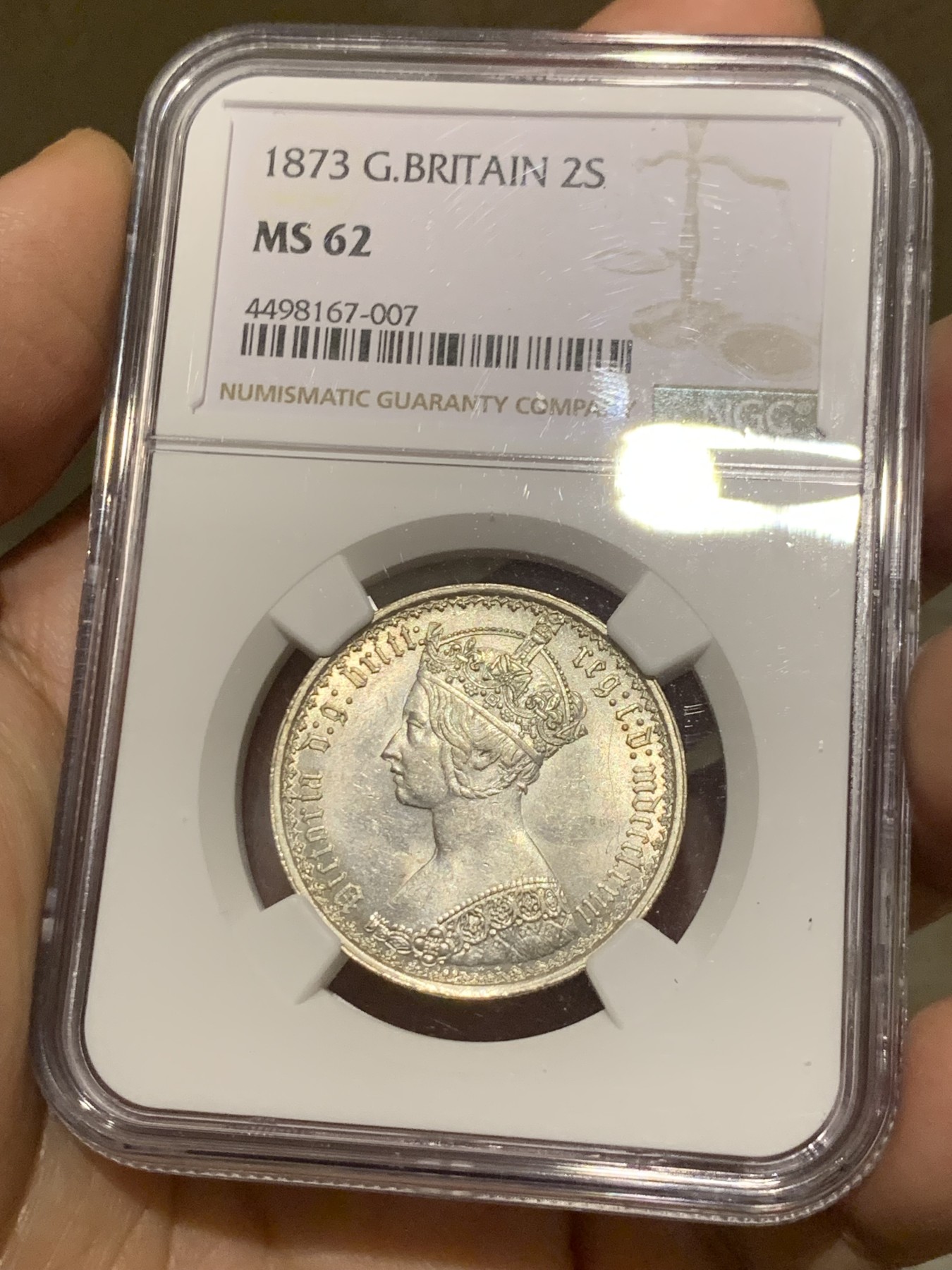 《竞宝斋》第252场-周日，周一2场连拍 (全场包邮) NGC MS62 英国1873哥特弗洛林银币，有点低评，背面纹章细节非常好，每个小狮子都打的很清晰，怎么看也有63吧。