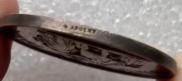 瓶子🏺第134期拍卖会 法国19世纪早期银质婚章  蜜蜂银标  直径33毫米  重量15.4克