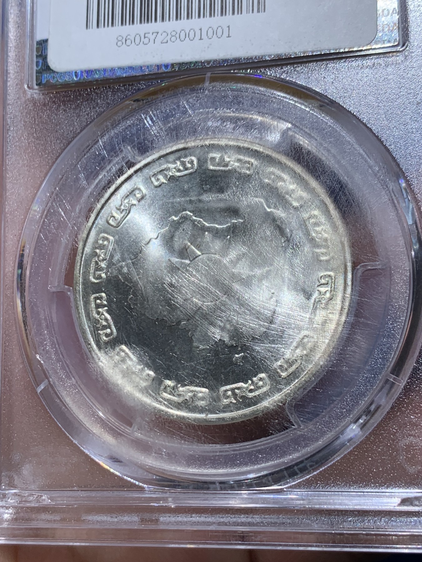 《竞宝斋》第252场-周日，周一2场连拍 (全场包邮) PCGS MS66 台湾省1976年蒋公九秩纪念章，盒子背面模糊了，支撑脚有损