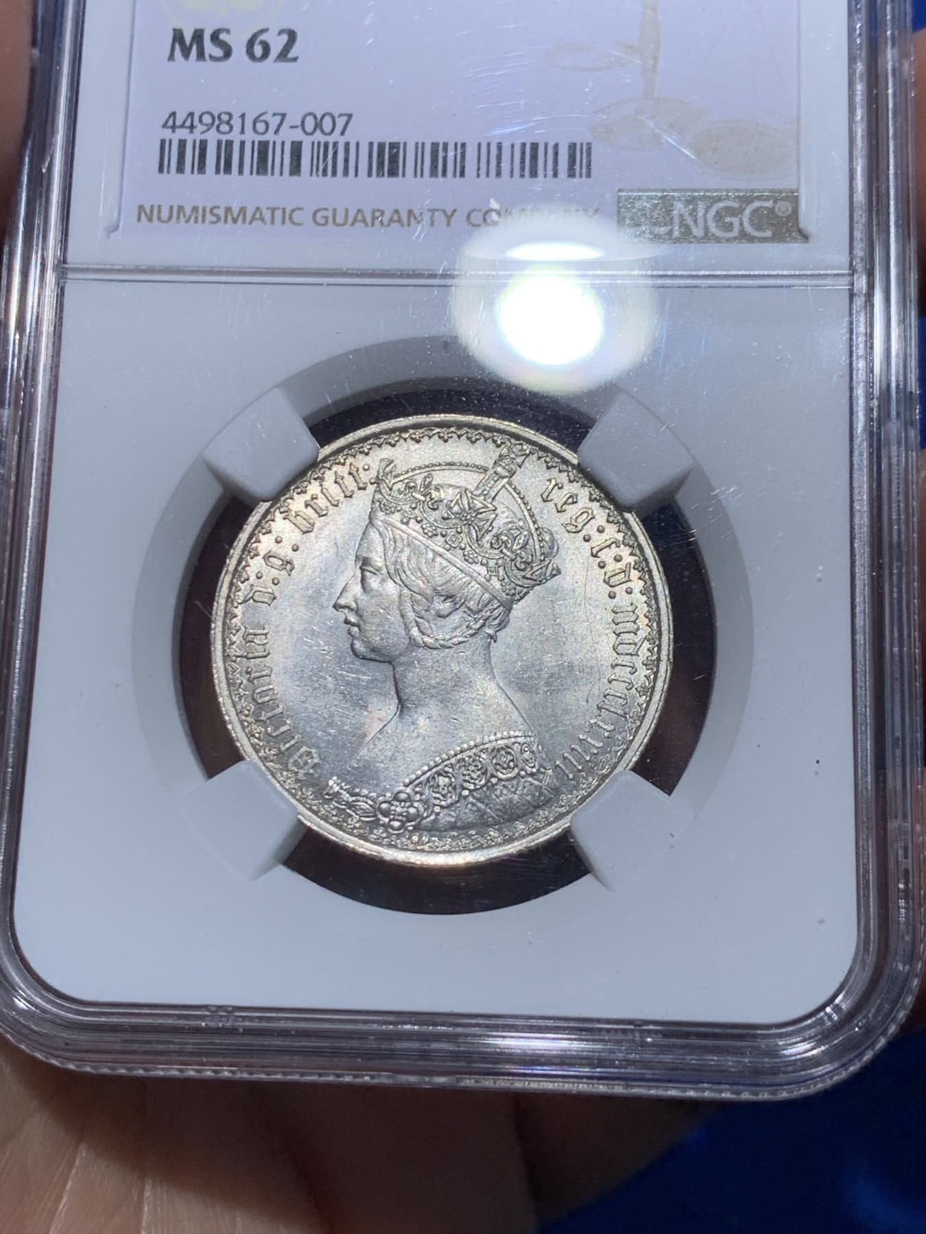 《竞宝斋》第252场-周日，周一2场连拍 (全场包邮) NGC MS62 英国1873哥特弗洛林银币，有点低评，背面纹章细节非常好，每个小狮子都打的很清晰，怎么看也有63吧。