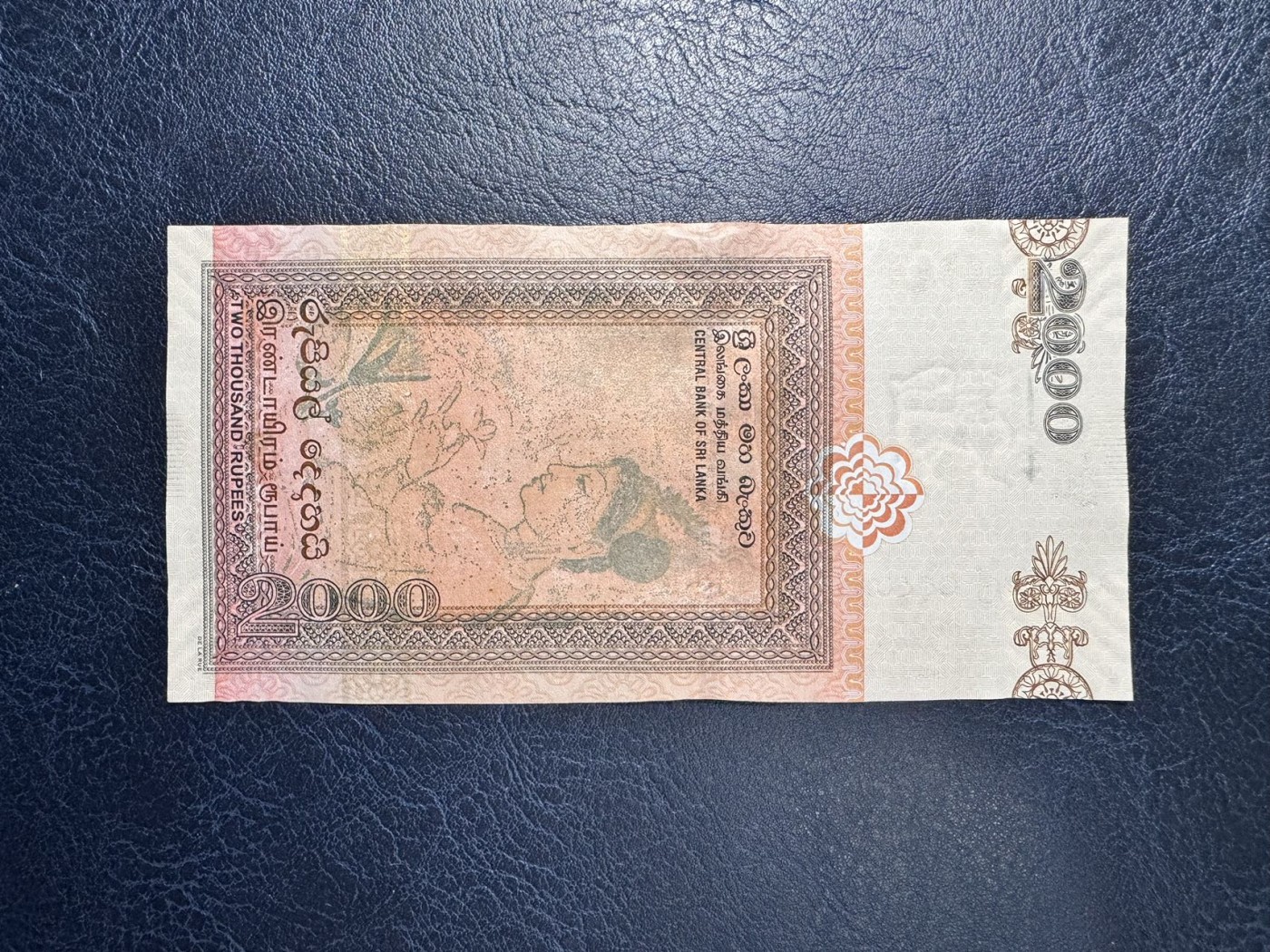收藏联盟Quantum Auction 第333期拍卖  斯里兰卡2006年2000卢比 品相UNC 票面和角有印刷工艺的瑕疵 细节如图