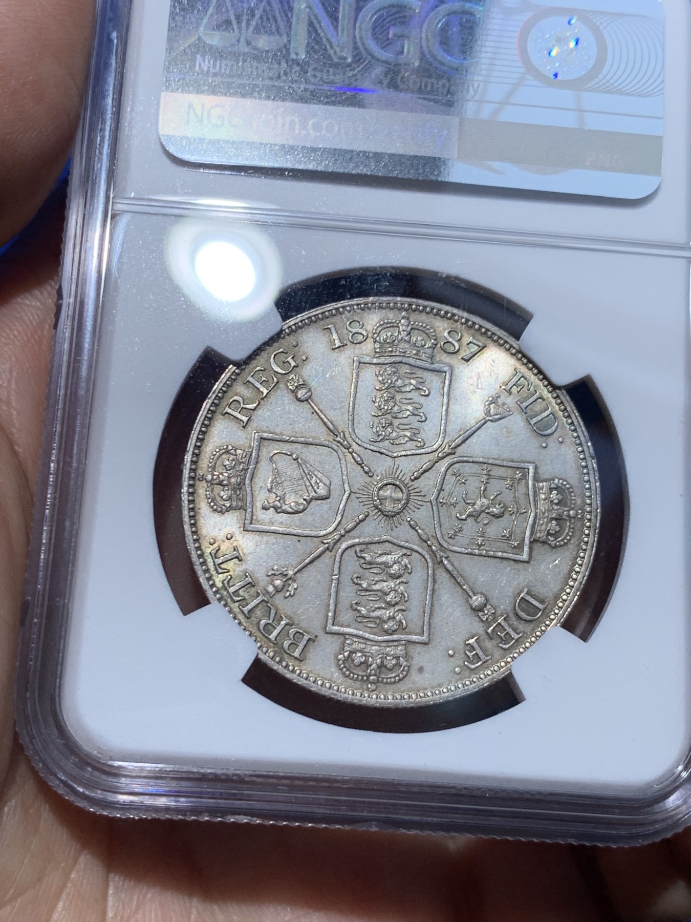 《竞宝斋》第252场-周日，周一2场连拍 (全场包邮) NGC MS62 1887年维多利亚双弗洛林银币 4先令 阿拉伯数字1  淡彩包浆 带转光