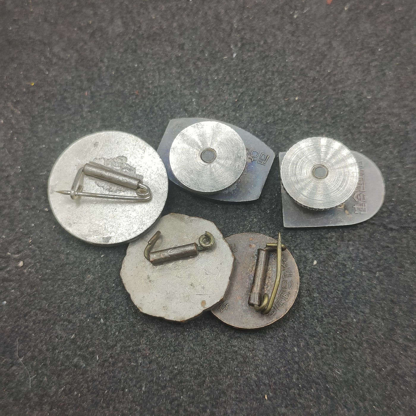 全场0元起拍 第142期 咸鱼国勋章拍卖专场 3月27日（周三）下午6：00开始 日本徽章一组五个