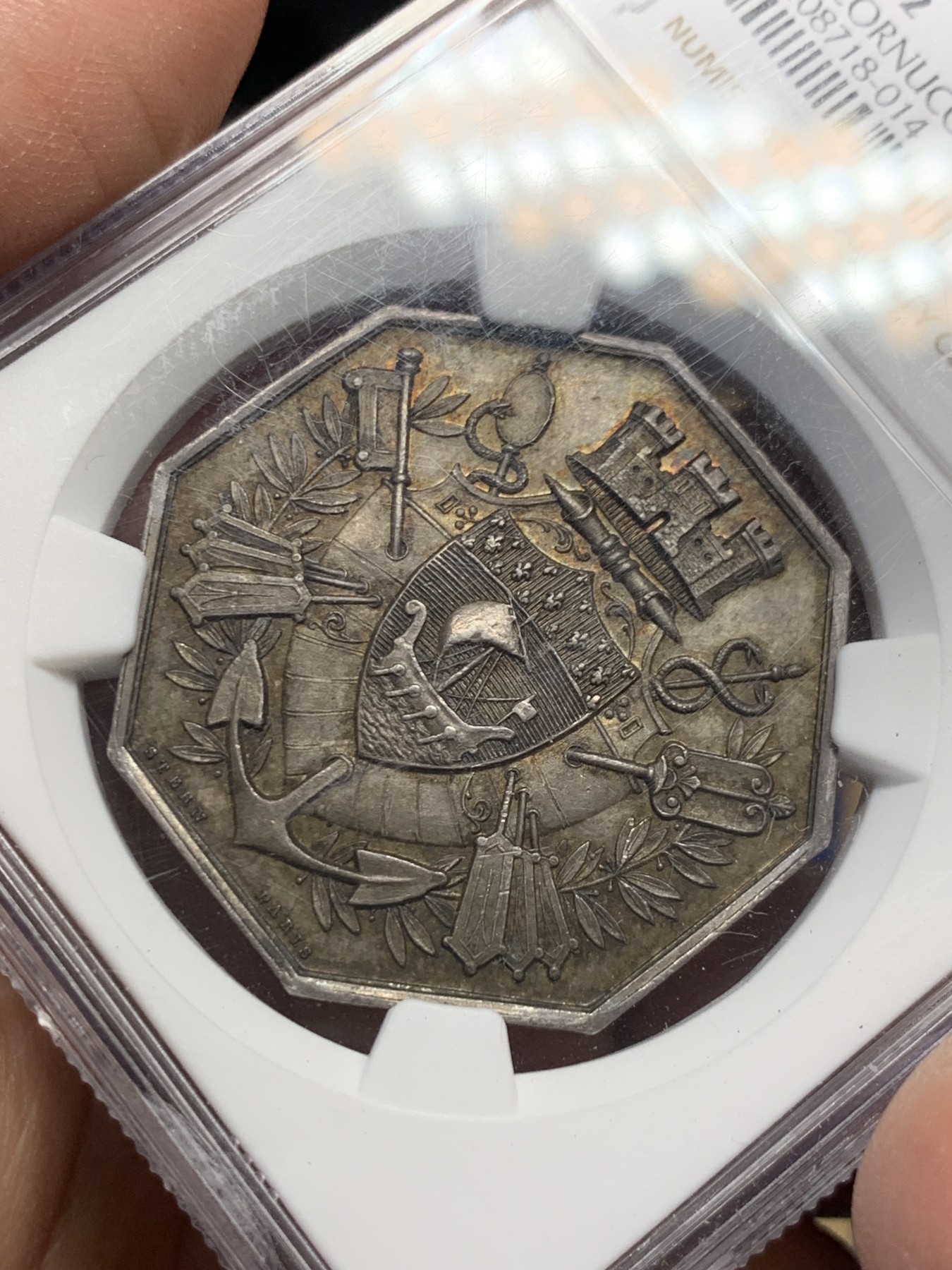 《竞宝斋》第252场-周日，周一2场连拍 (全场包邮) NGC MS62 法国巴黎贴现银行JETON银质八角代币，金黄包浆，高点突出，设计层次分明  八角目录rare稀有等级