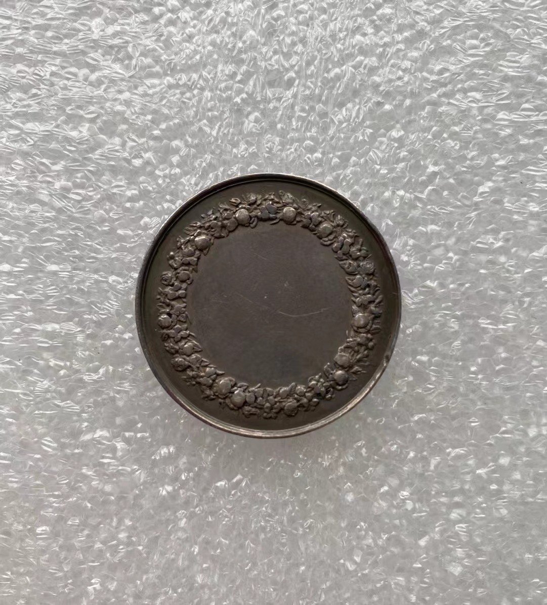 瓶子🏺第134期拍卖会 法国19世纪早期银质婚章  蜜蜂银标  直径33毫米  重量15.4克