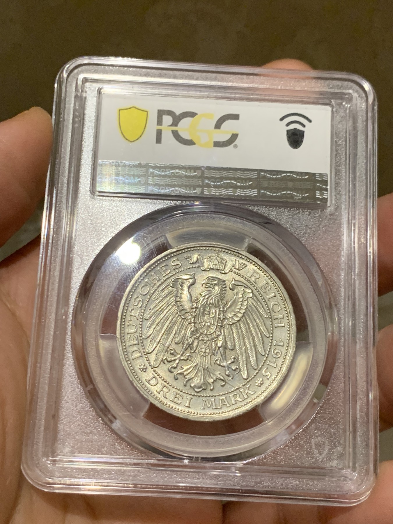 《竞宝斋》第252场-周日，周一2场连拍 (全场包邮) PCGS MS64 德国普鲁士1915曼斯菲尔德屠龙3马克银币 背面盒子上有一划痕