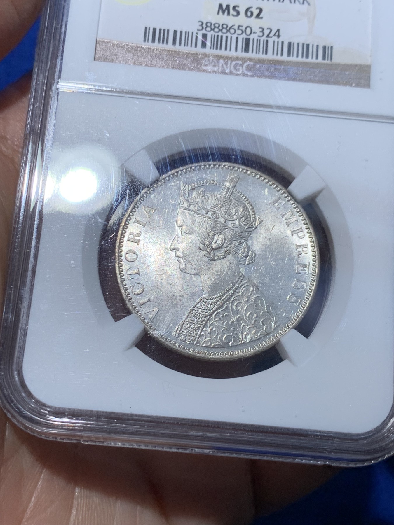 《竞宝斋》第252场-周日，周一2场连拍 (全场包邮) NGC MS62 1892B英属印度维多利亚1卢比银币 转光