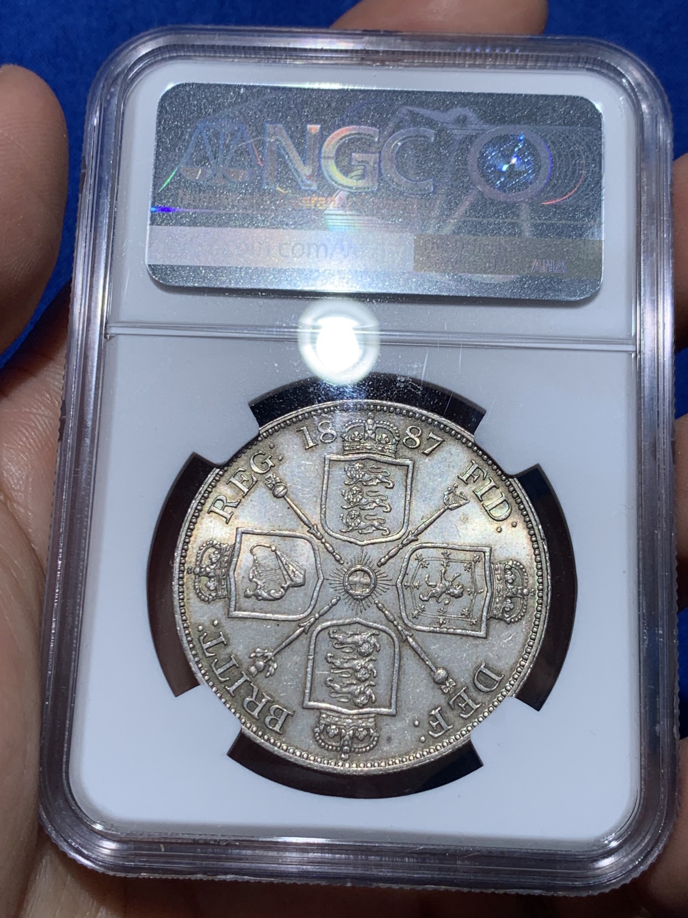 《竞宝斋》第252场-周日，周一2场连拍 (全场包邮) NGC MS62 1887年维多利亚双弗洛林银币 4先令 阿拉伯数字1  淡彩包浆 带转光