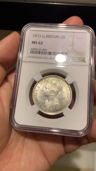 《竞宝斋》第252场-周日，周一2场连拍 (全场包邮) NGC MS62 英国1873哥特弗洛林银币，有点低评，背面纹章细节非常好，每个小狮子都打的很清晰，怎么看也有63吧。