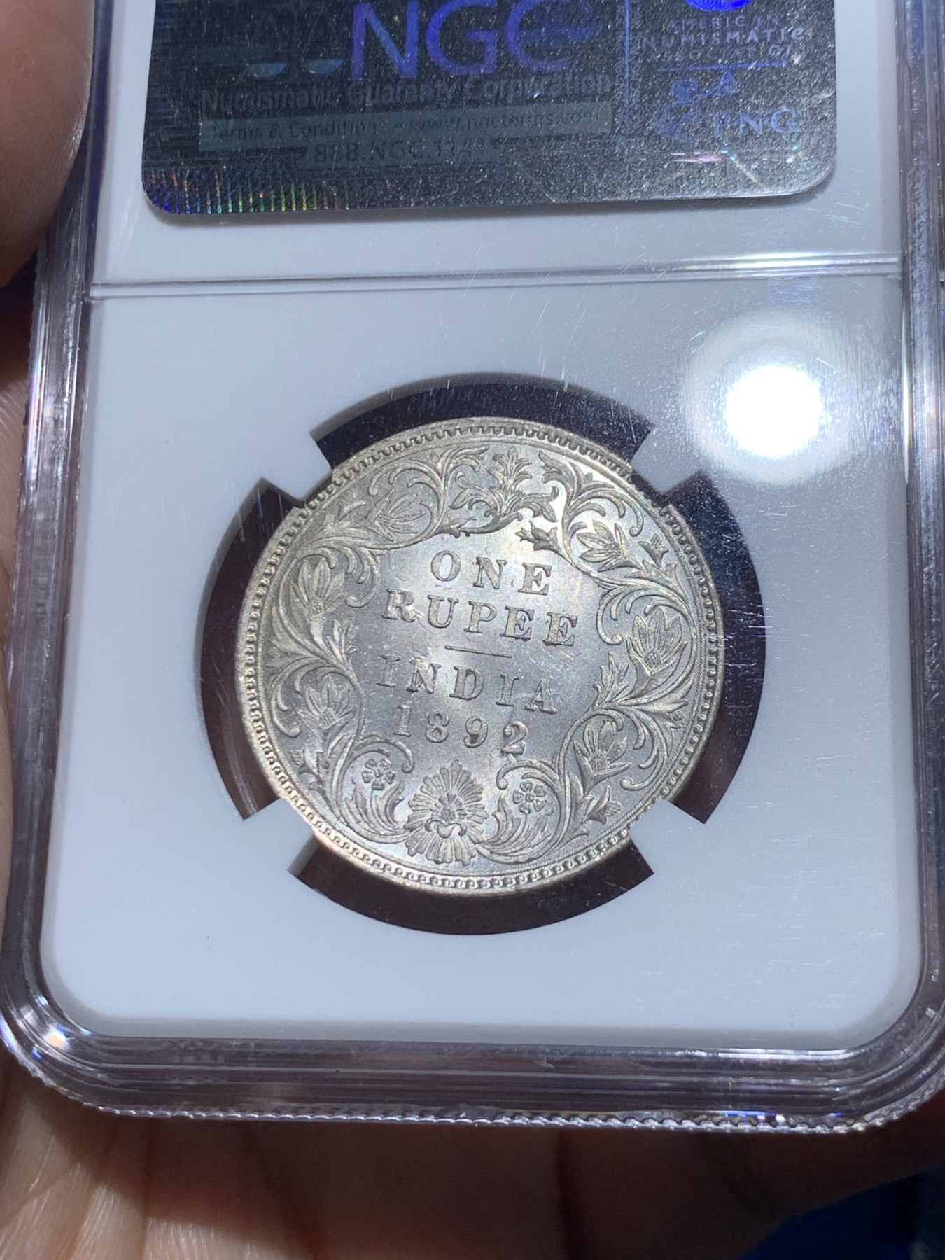 《竞宝斋》第252场-周日，周一2场连拍 (全场包邮) NGC MS62 1892B英属印度维多利亚1卢比银币 转光