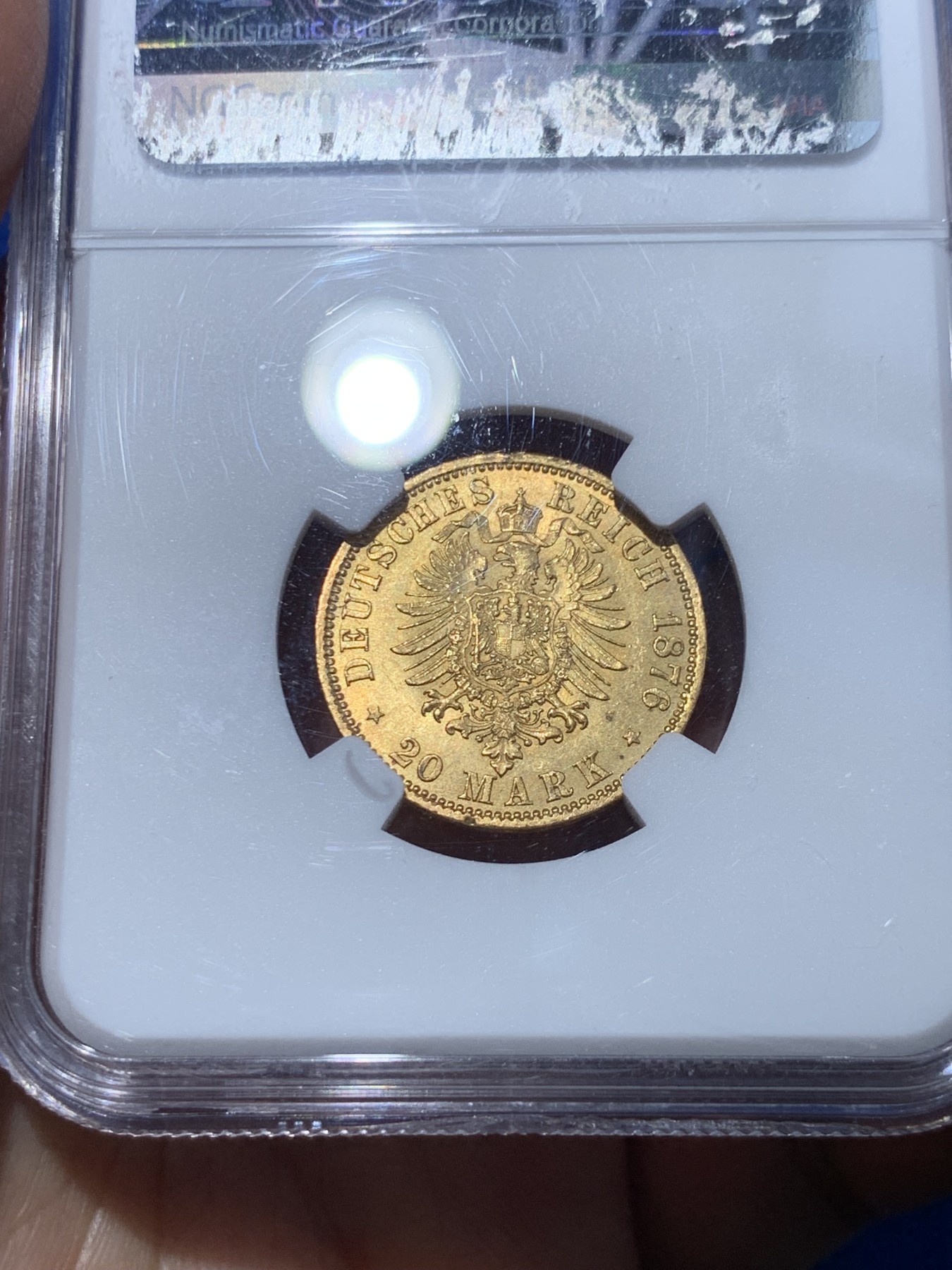 《竞宝斋》第252场-周日，周一2场连拍 (全场包邮) NGC MS63  德国1876年短翅20帝国马克金币 威廉一世时代的马克流通极其充分，高分难度非常大，热门的德二短翅鹰，细节和光度都非常好 重7.97克