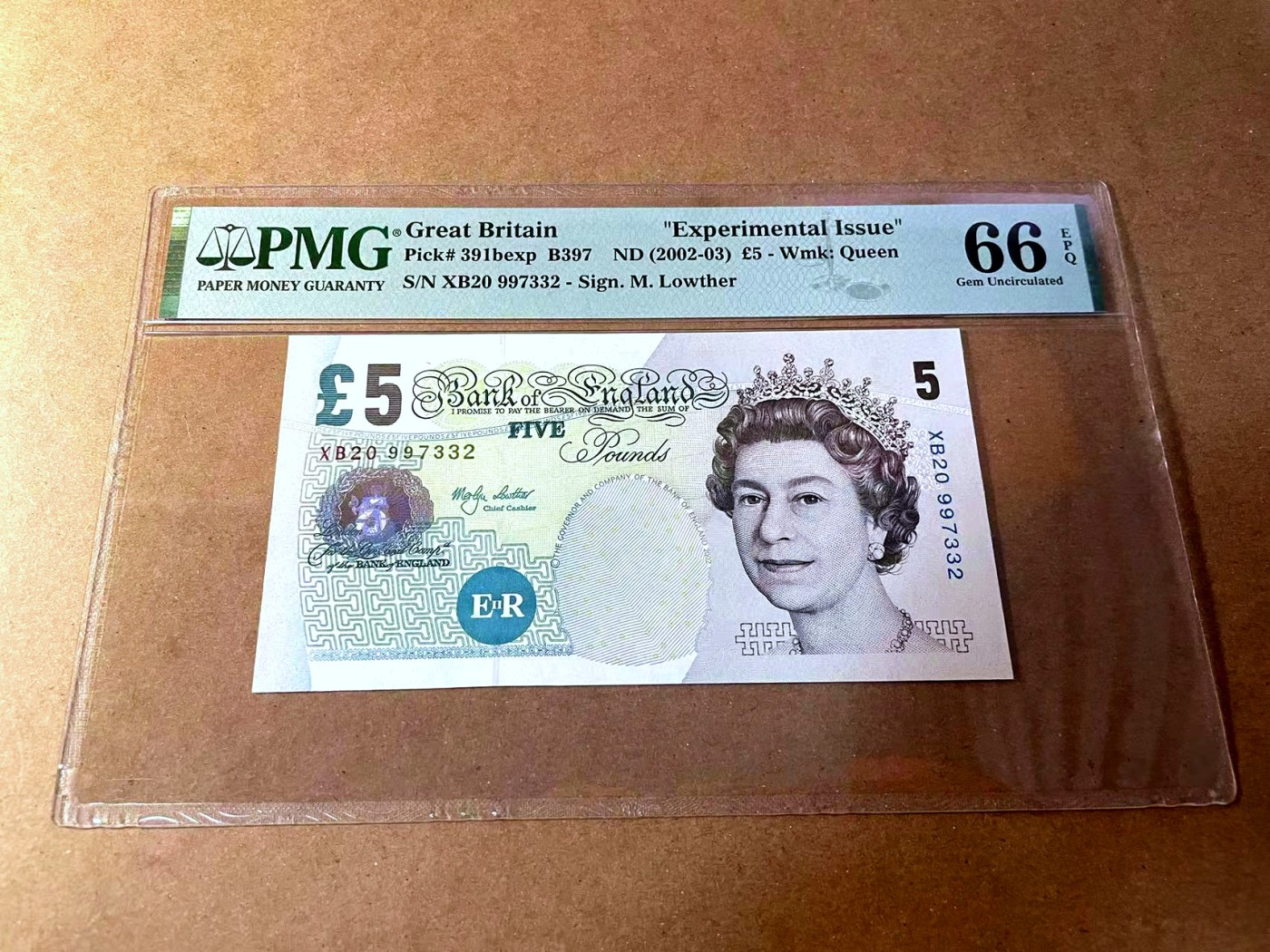 【Blue Auction】✨世界纸币精拍第450期——英伦三岛专场 【p391bexp 测试冠】英格兰2002-03年5镑 PMG66EPQ 当时E序列再版£5发行的时候，出现了号码容易被抹去、涂层不均匀等问题，为了稳定纸币质量，英格兰银行小范围发行了一批测试钞，来测试新技术的可靠性。