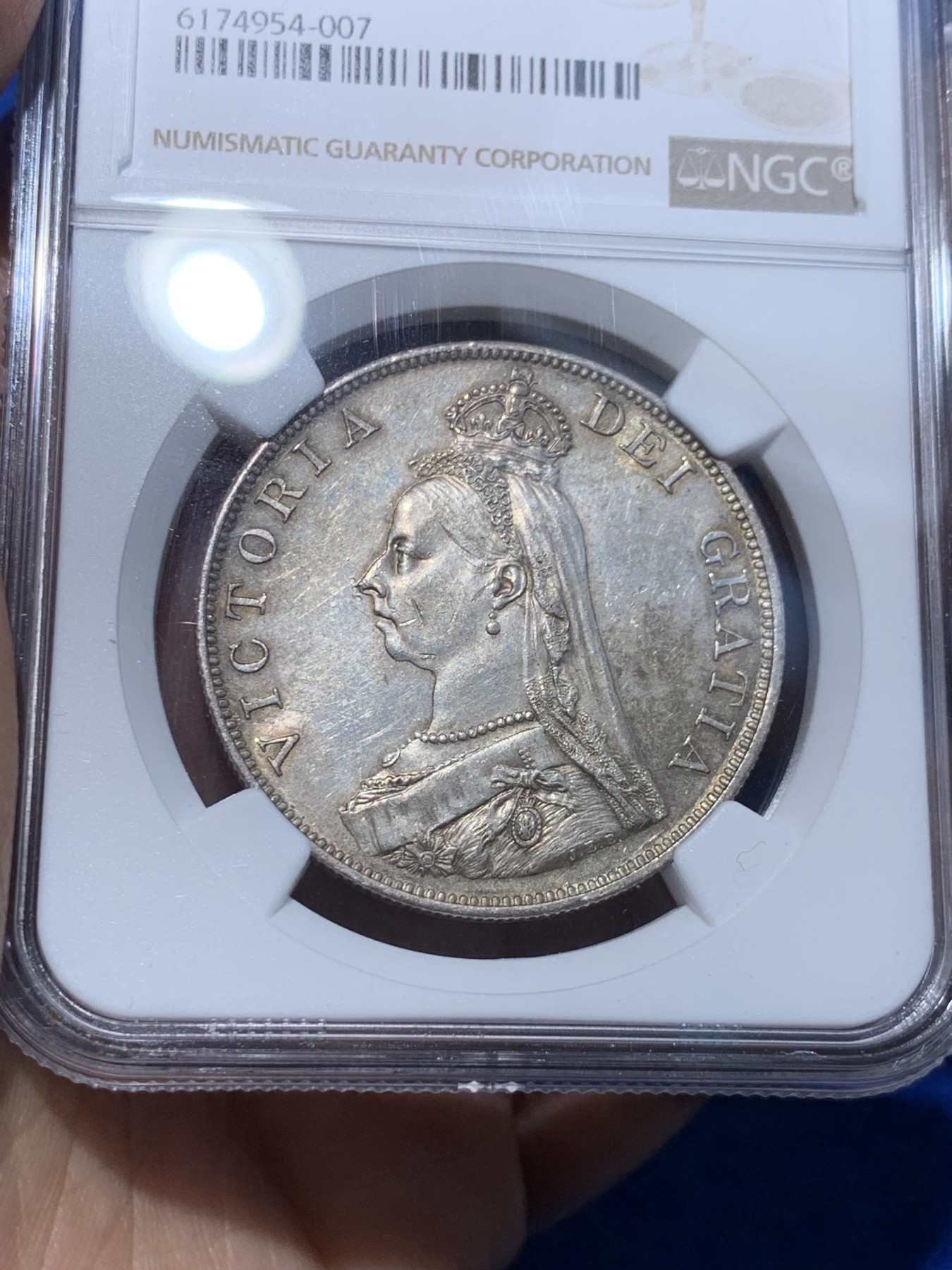 《竞宝斋》第252场-周日，周一2场连拍 (全场包邮) NGC MS62 1887年维多利亚双弗洛林银币 4先令 阿拉伯数字1  淡彩包浆 带转光