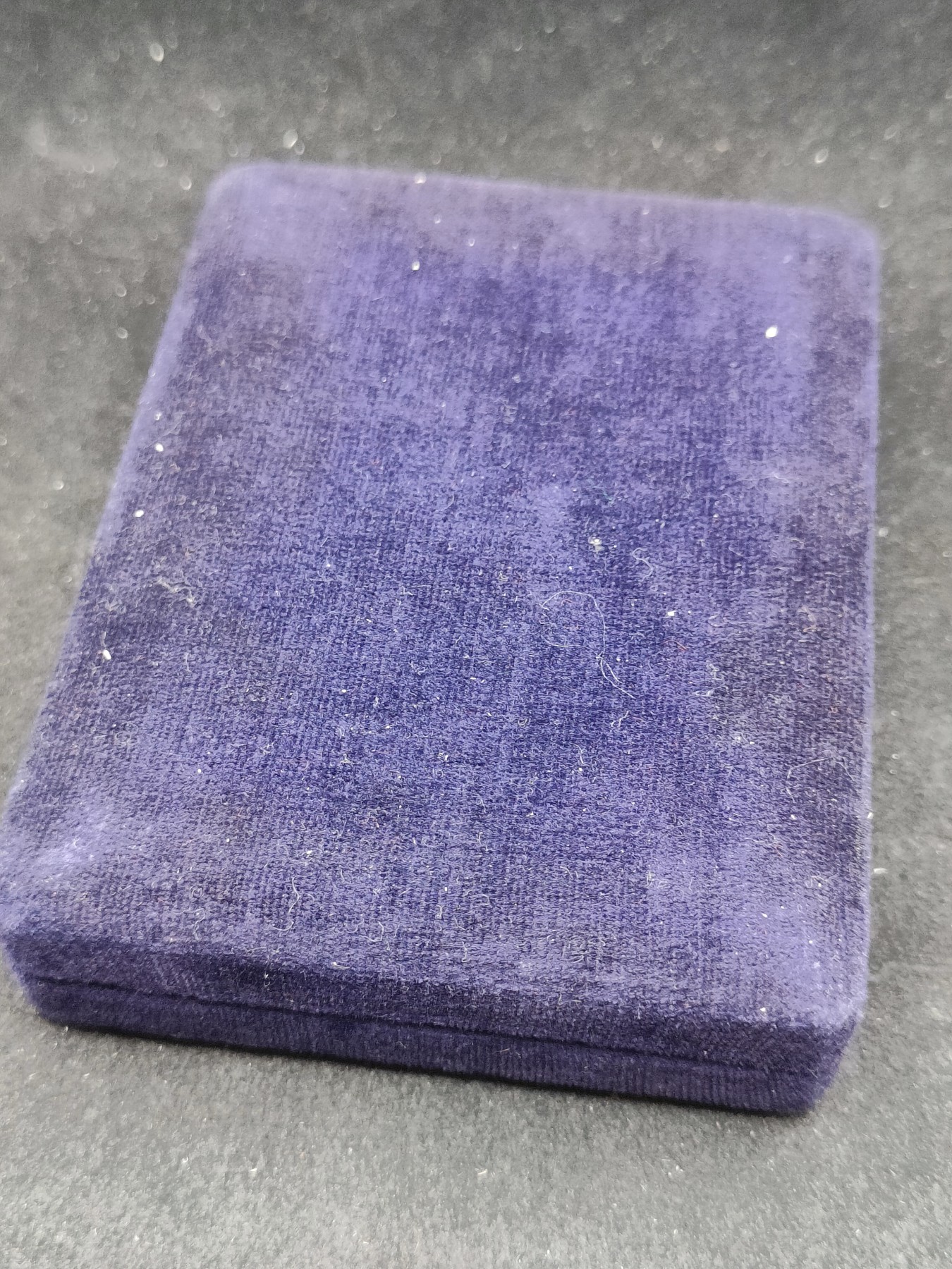 全场0元起拍 第142期 咸鱼国勋章拍卖专场 3月27日（周三）下午6：00开始 朝总联版烫金国徽盒三级国旗勋章带盒略