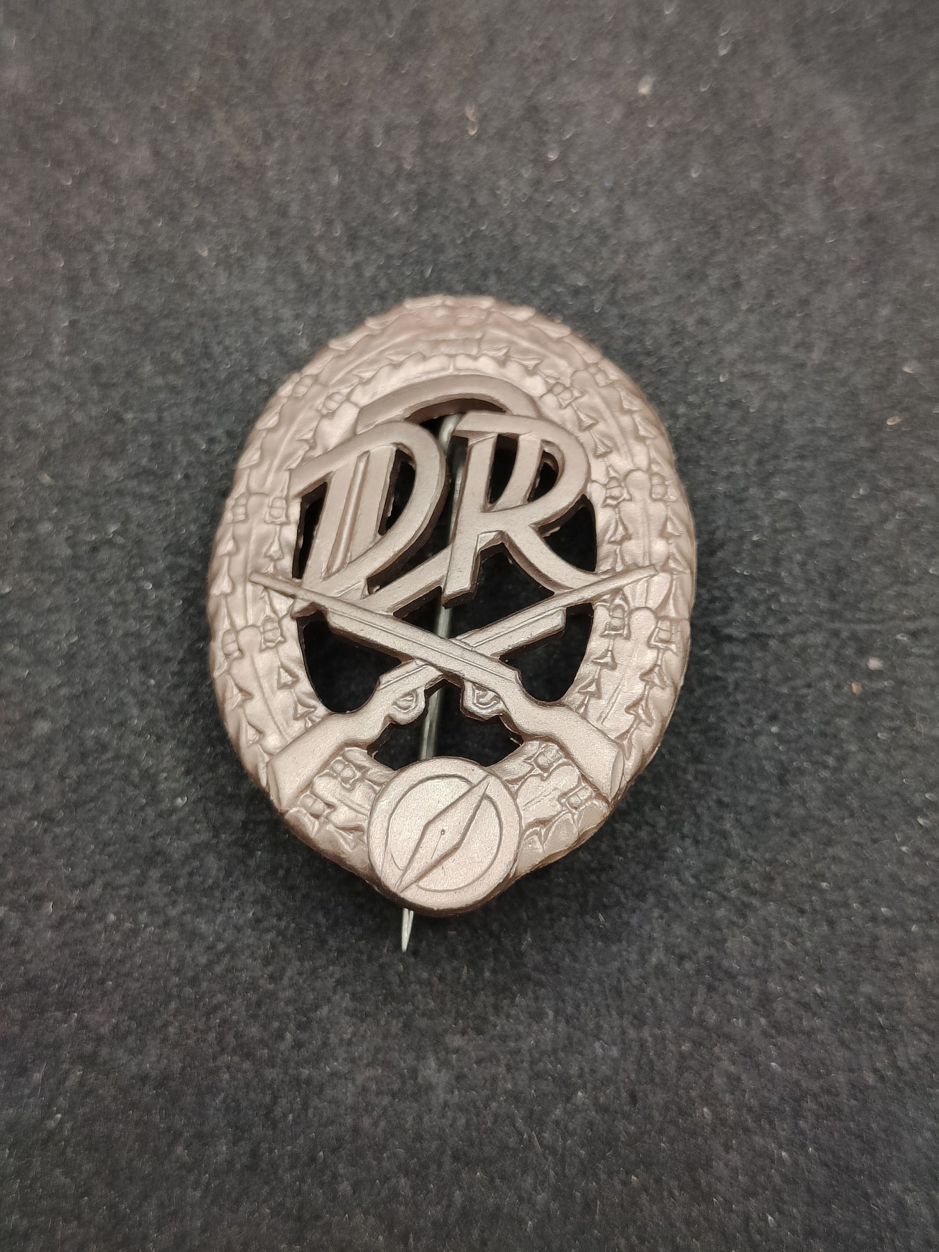 全场0元起拍 第142期 咸鱼国勋章拍卖专场 3月27日（周三）下午6：00开始 东德军事体能章