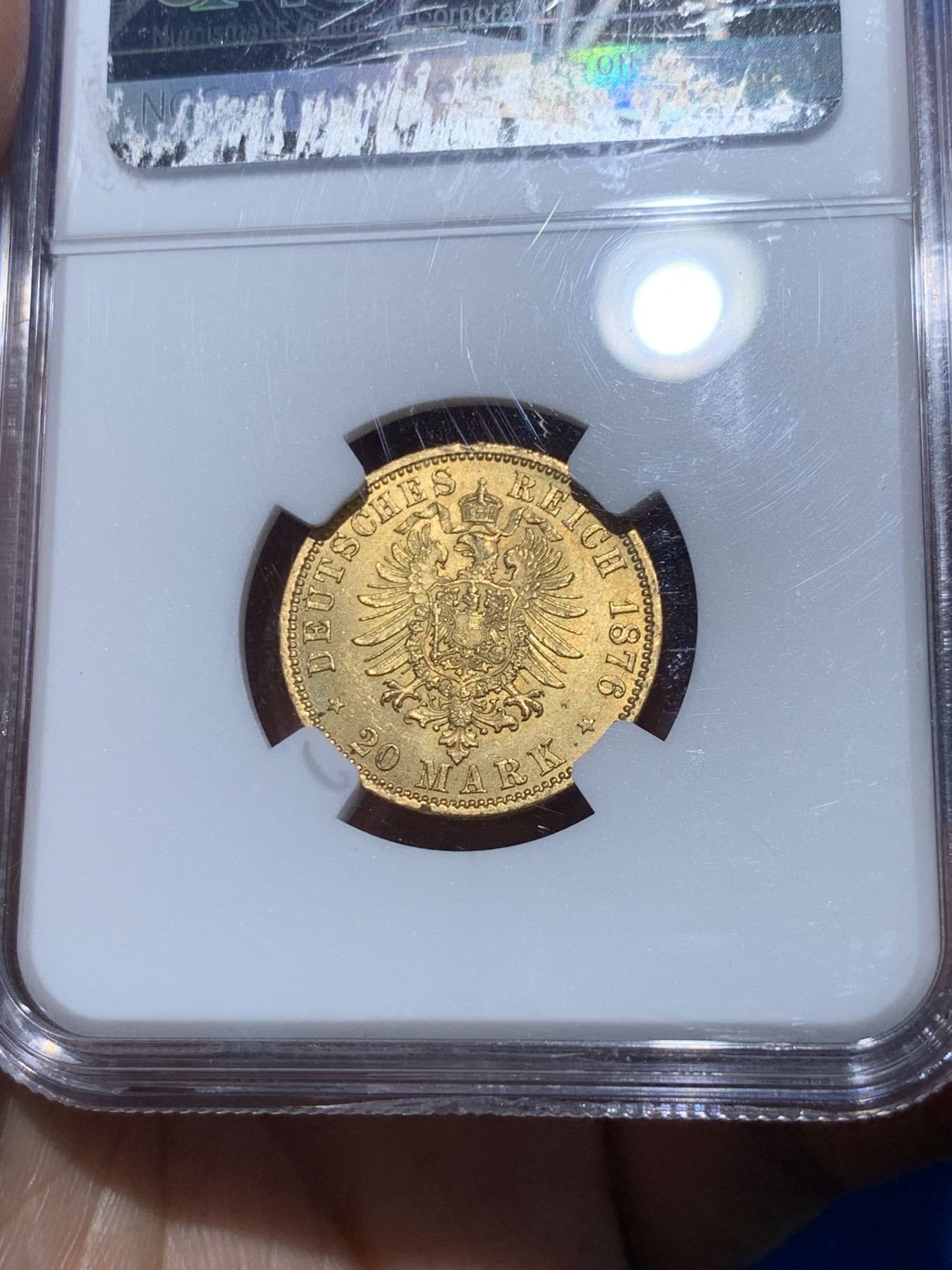 《竞宝斋》第252场-周日，周一2场连拍 (全场包邮) NGC MS63  德国1876年短翅20帝国马克金币 威廉一世时代的马克流通极其充分，高分难度非常大，热门的德二短翅鹰，细节和光度都非常好 重7.97克