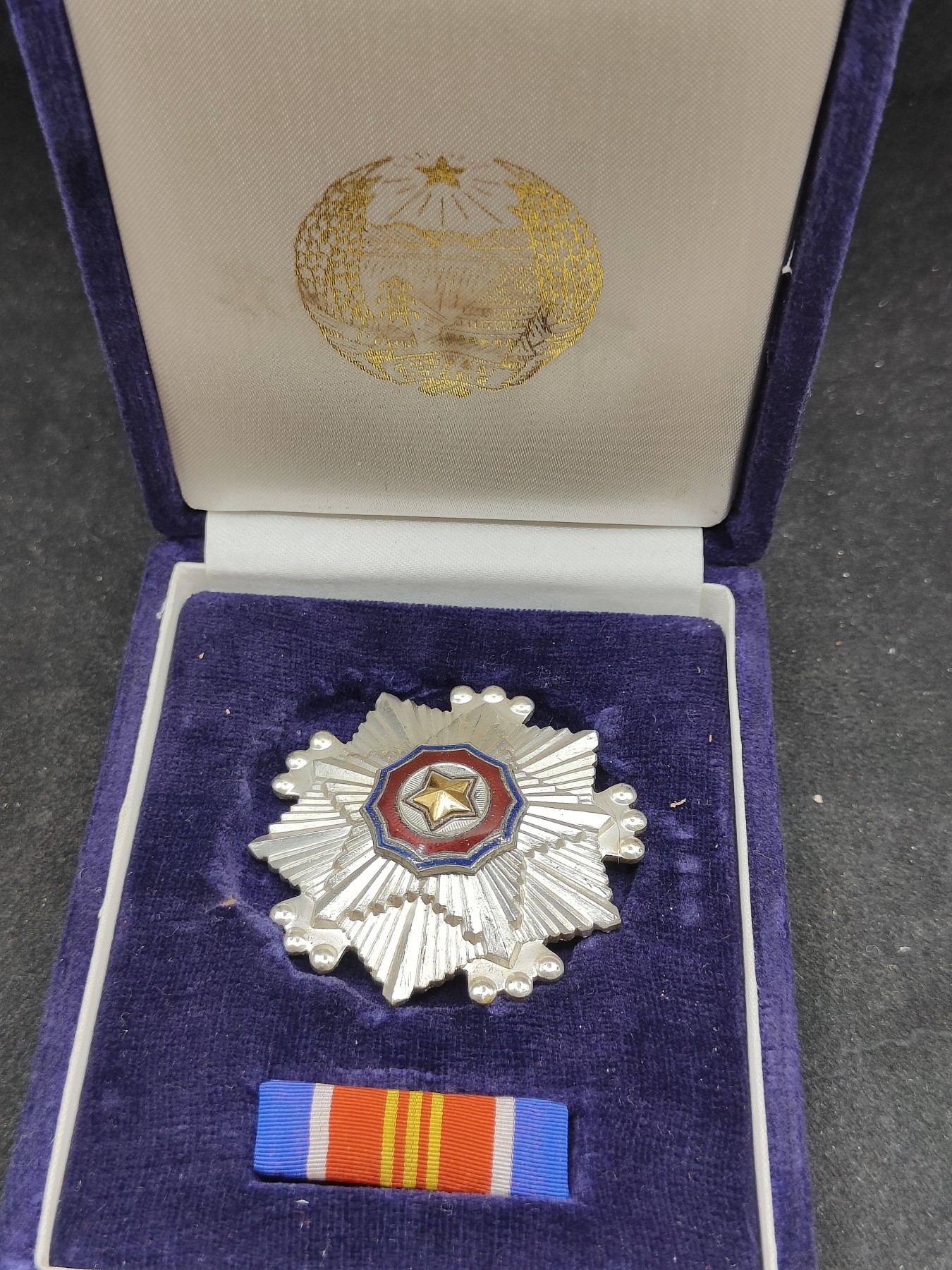 全场0元起拍 第142期 咸鱼国勋章拍卖专场 3月27日（周三）下午6：00开始 朝总联版烫金国徽盒三级国旗勋章带盒略