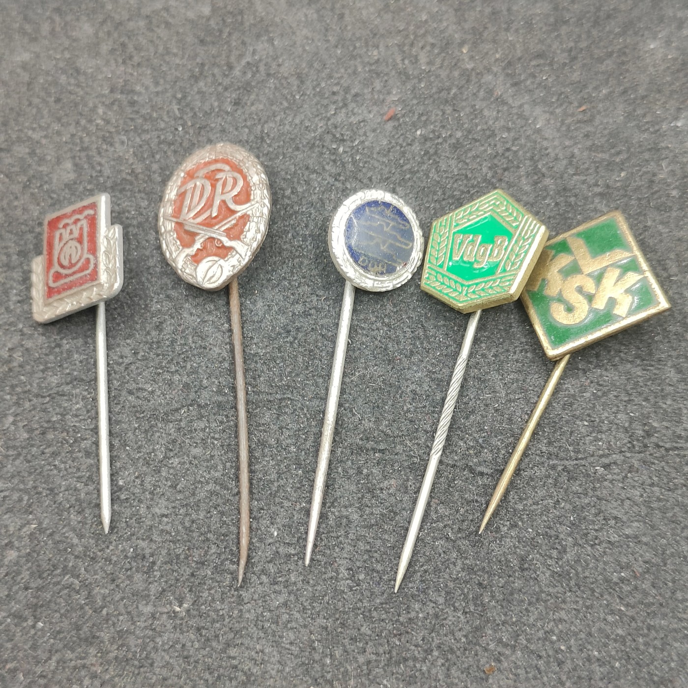 全场0元起拍 第142期 咸鱼国勋章拍卖专场 3月27日（周三）下午6：00开始 东德徽章一组五个