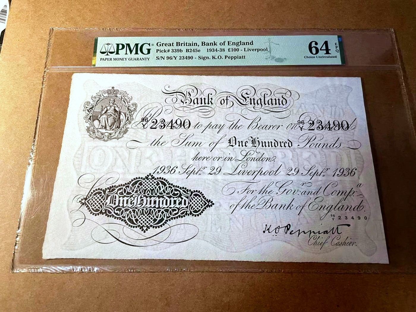 【Blue Auction】✨世界纸币精拍第450期——英伦三岛专场 【亚军分 p339b 高值好品实属罕有】英格兰银行1936年100英镑 超大票幅 利物浦分行  由于当时英格兰银行的总行位于伦敦，所以白镑上书写的发行地点也是伦敦居多，而像利物浦，曼彻斯特，利兹等城市的英格兰银行当地分行发行的纸币就较为稀有，如此高分原票是一张不可多得的藏品 