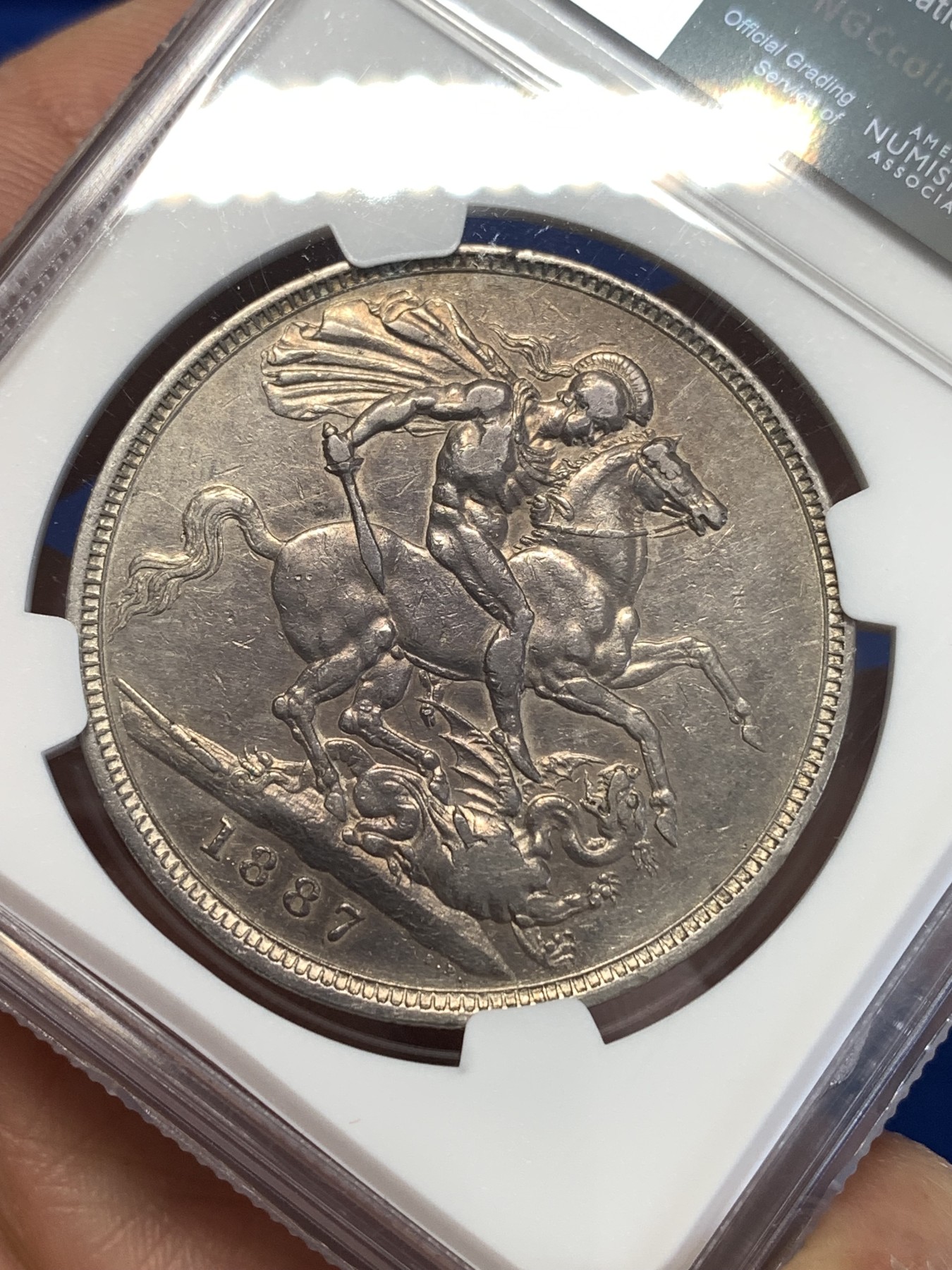 《竞宝斋》第252场-周日，周一2场连拍 (全场包邮) NGC XFD 英国1887维多利亚马剑克朗大银币 1887首年 性价比之选
