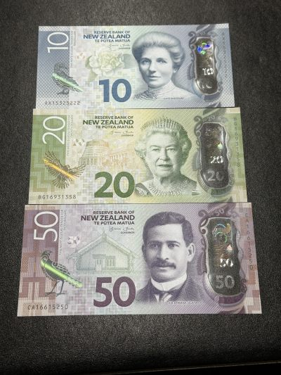 《外钞收藏家》第三百五十二期 - 新西兰10、20、50元 三张一起 都是无47 10元是豹子号 20元是尾8 全新UNC