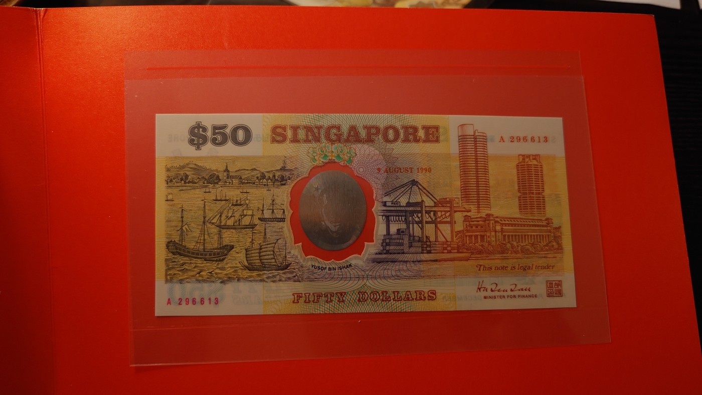 【世界钱币】精选微拍第99期暨2024年第10期  少量新品裸钞和评级币 1990年新加坡50元纪念钞 A冠全新绝品无47尾号613 原装册
